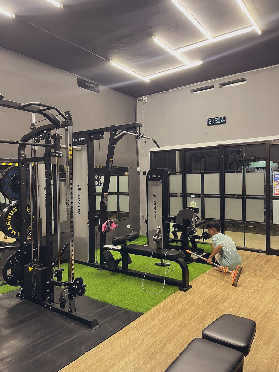 xariawn's tweet photo. Ngasih duit jajan ke ponakan, tapi harus bersihin gym dulu 😭👈�� https://t.co/X8ufF7Y854
