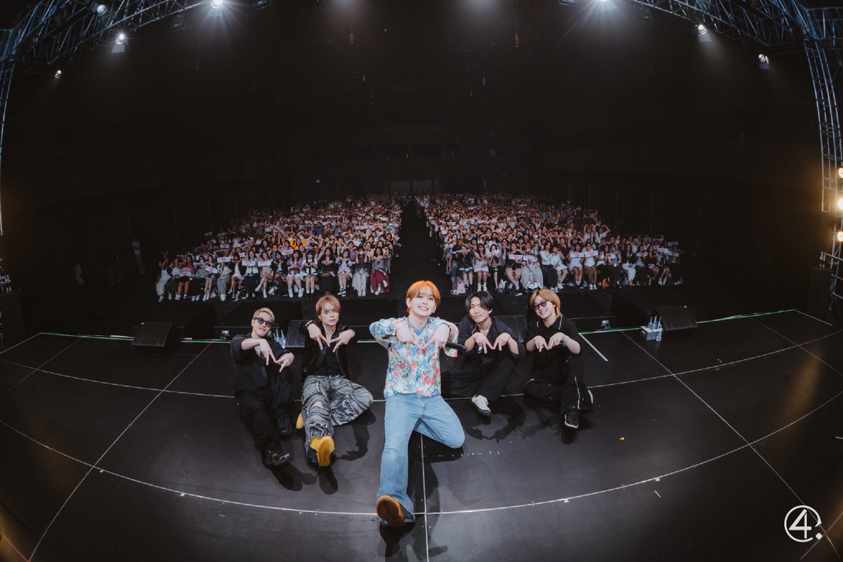 TalkinTrend's tweet photo. “มาชิโฮะ” จัดเต็มทุกความฟิน ไทยโคลเวอร์ หอบความสุขกลับบ้านแบบล้นใจ ใน “MASHIHO ULTRA VIOLET TOUR 2025 IN BANGKOK” 

#EventThai #EVTC #ULTRAVIOLETTOUR2025INBKK #マシホ #MASHIHO_clovers #MASHIHOINBKK #Clovers #มาชิโฮะ #UVツアー 
#HYLIVE #FifthGlobal

จัดความฟินให้แฟนๆ จัดเต็ม สำหรับ “มาชิโฮะ” ที่ขึ้นเวทีสุดพิเศษในคอนเสิร์ต “MASHIHO ULTRA VIOLET TOUR 2025 IN BANGKOK” เมื่อวันเสาร์ที่ 13 กันยายน 2568 ณ PHENIX GRAND BALLROOM, BANGKOK
เริ่มได้น่าประทับใจด้วยการปรากฏตัว พร้อมเสียงดังกรี๊ดสุดฟินในเพลง “Nah” ก่อนที่มาชิโฮะจะทักทายแฟนๆ อย่างเป็นกันเอง และต่อด้วยเพลง “HOLD ME“ ซึ่งสร้างบรรยากาศอบอุ่นขึ้นมาในทันที
จากนั้นเข้าสู่ช่วงพูดคุยกับแฟนๆให้หายคิดถึง และดึงอารมณ์กลับมาเดือดอีกครั้งด้วยเพลงใหม่ล่าสุด ที่โชว์ครั้งแรกในไทยถึง 3 บทเพลง สร้างความประะทับใจให้กับแฟนๆทั่วฮอลล์
แล้วก็ถึงเวลาที่แฟนๆ เตรียมเซอร์ไพรส์โปรเจกต์สุดซึ้ง ส่งตรงถึงมาชิโฮะ ทำเอาเจ้าตัวมีความสุขจนเก็บอาการไม่อยู่
และก็มาถึงช่วงสุดท้ายของคอนเสิร์ต มาชิโฮะเซอร์ไพรส์ปิดเวทีด้วยเพลง “Just the 2 of us” และยังเดินรอบฮอลล์เพื่อทักทายแฟนๆ อย่างใกล้ชิดอีกด้วย ทุกวินาทีเต็มไปด้วยความทรงจำล้ำค่า ที่ทำให้ ไทยโคลเวอร์ ทุกคนกลับบ้านพร้อมหัวใจที่พองโต
ติดตามรายละเอียดกิจกรรมเพิ่มเติมได้ที่
🔗 Facebook : https://t.co/OwSzPtNB95