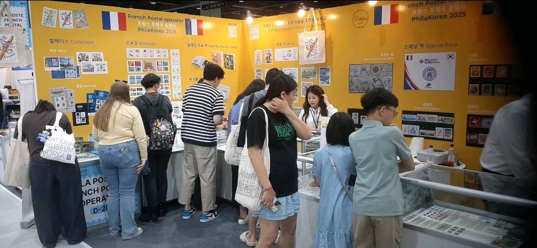 ToutSurLeTimbre (@toutsurletimbre) on Twitter photo 🌏🇰🇷 Clap de fin pour Philakorea 2025
Merci pour ce salon riche en échanges avec les postes étrangères mais aussi et surtout avec les nombreux collectionneurs venus découvrir le savoir-faire 🇫🇷 sur le stand Philaposte !
<a href="/TimbresFFAP/">FFAP</a> <a href="/JPForceville/">Forceville Jean-Paul</a> <a href="/francediplo/">France Diplomatie 🇫🇷🇪🇺</a> <a href="/upu_onu/">Union Postale Universelle</a> 🌏🇰🇷 Clap de fin pour Philakorea 2025
Merci pour ce salon riche en échanges avec les postes étrangères mais aussi et surtout avec les nombreux collectionneurs venus découvrir le savoir-faire 🇫🇷 sur le stand Philaposte !
<a href="/TimbresFFAP/">FFAP</a> <a href="/JPForceville/">Forceville Jean-Paul</a> <a href="/francediplo/">France Diplomatie 🇫🇷🇪🇺</a> <a href="/upu_onu/">Union Postale Universelle</a>