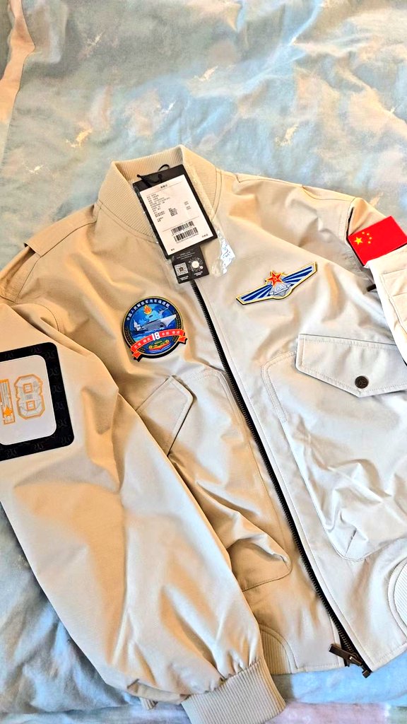 JackSparrowCCP1's tweet image. 入手一件飞行夹克，你们羡慕吗？😎