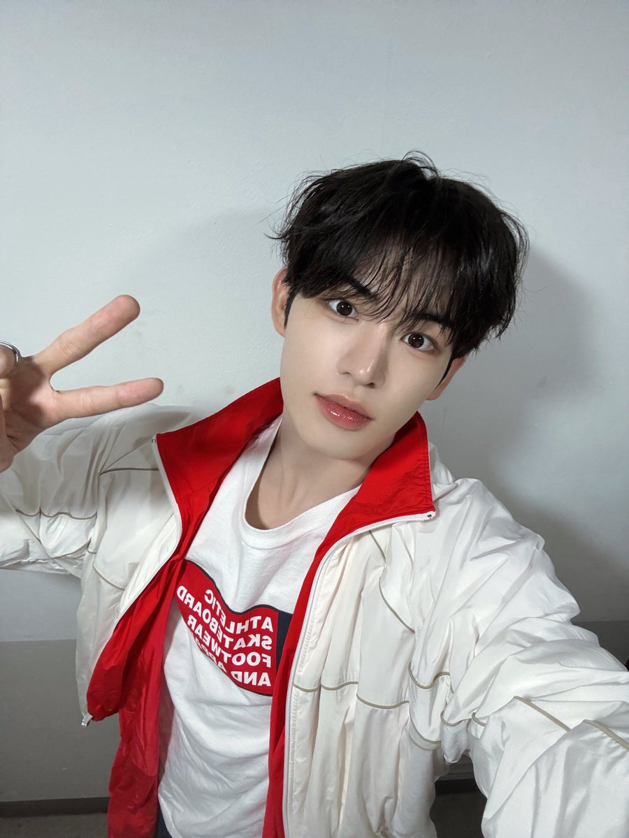 [#민제]
위플립!!!
오늘 이렇게 세 번째 앨범으로 다시 무대에 섰다는 게 아직도 믿기지 않아요!!!
올해 1월에 데뷔했을 때만 해도 모든 게 낯설었는데 위플립 분들이 곁에 있어주시는 걸 보면서 우리가 정말 사랑받고 있구나라는 걸 느꼈어요😊 
준비하면서 사실 힘들었던 순간도 많았는데 무대에