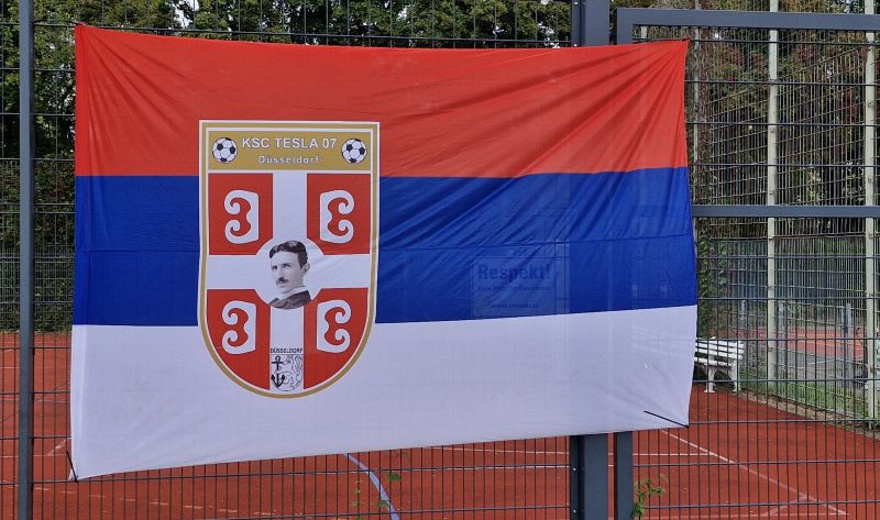 Serbia in Düsseldorf (@srbindusseldorf) on Twitter photo Генерални конзул Небојша Татомир, присуствовао је утакмици фудбалског клуба ''Тесла'' у Диселдорфу. Победа КСЦТесла, против АЦ Италиа Хилден, 2:1. Генерални конзул Небојша Татомир, присуствовао је утакмици фудбалског клуба ''Тесла'' у Диселдорфу. Победа КСЦТесла, против АЦ Италиа Хилден, 2:1.