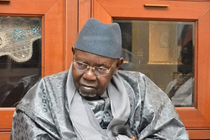 Lors dune visite à Bordeaux, on lui avait tendu une enveloppe pleine de billets. " C'est quoi ça ?: demanda t'il. 
C'est votre addiya...
Il sert à l'assistance une réponse restée dans les annales : " arrêtez de donner l'argent de vos Dahiras à des marabouts. ⬇️