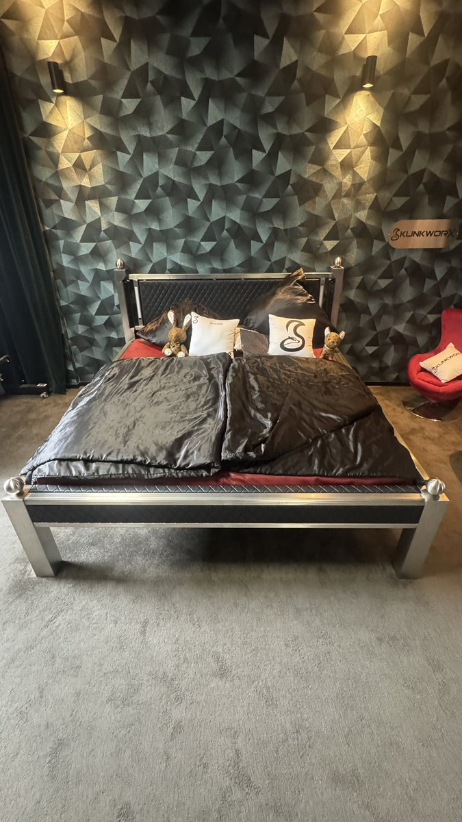 SkunkworxDesign's tweet photo. Ein neues Classic Futonbett ��️ ist in unseren Showroom eingezogen! Diesmal aus puren Edelstahl! Wo sind die Edelstal - Liebhaber unter euch? 😍

https://t.co/yQ5HzoaQNW

#FutonBed #StainlessSteel #InteriorDesign #ModernFurniture https://t.co/p17jqUMvl1