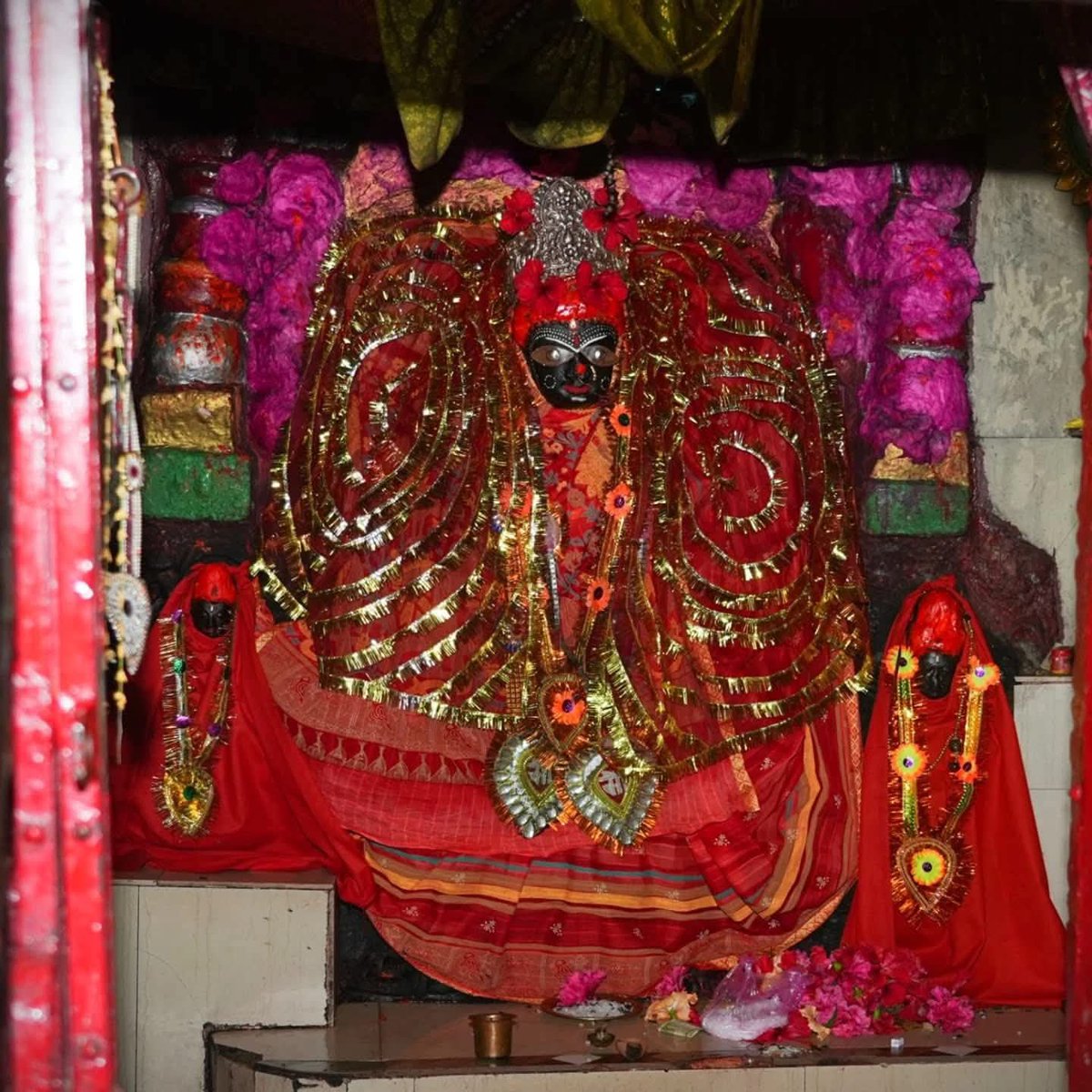Chitranjan_234's tweet photo. कुर्किहार[ कुंडलपुर ]देवी स्थान – हमारी माँ, हमारी पहचान और वजीरगंज विधासभा का गौरव 🙏🚩

गया ज़िले के वजीरगंज प्रखंड का कुर्किहार देवी स्थान सिर्फ एक मंदिर नहीं, बल्कि हमारी आत्मा और पहचान का केंद्र है।
सदियों से यहाँ माता की आराधना होती आई है, पीढ़ियों ने यहाँ माथा टेका है और आज भी हर श्रद्धालु यहाँ आकर शक्ति और शांति का अनुभव करता है।

लेकिन दुःख की बात यह है कि इतने पावन और ऐतिहासिक स्थल को वह सम्मान और पहचान अब तक नहीं मिली जिसकी यह हक़दार है। अगर सही योजना और संवर्धन होता, तो आज कुर्किहार मंदिर केवल पूजा का स्थान नहीं बल्कि धार्मिक पर्यटन और हज़ारों लोगों की रोज़ी-रोटी का साधन बन चुका होता।

सोचिए…
- मंदिर आने वाले श्रद्धालुओं के लिए होटल,
- गाइड और ट्रांसपोर्ट की सुविधा,
- स्थानीय प्रसाद और हस्तशिल्प,
- खाने-पीने के नये विकल्प…
यह सब वजीरगंज और पूरे गया ज़िले को रोजगार और विकास दे सकते थे।

लेकिन अफ़सोस, नेताओं और सरकार की नज़रें अब तक यहाँ नहीं पड़ीं। अगर हम खुद अपनी आस्था और इतिहास को नहीं पहचानेंगे तो कौन पहचानेगा?

इस नवरात्रि, हम सब वादा करें –
- कि हम कुर्किहार देवी स्थान को सिर्फ़ पूजा तक सीमित नहीं रहने देंगे।
- इसे बिहार की पहचान और गर्व का केंद्र बनाएँगे।
- आस्था और विकास को एक साथ जोड़कर अपने गाँव, अपने वजीरगंज और अपने बिहार को नई ऊँचाइयों तक ले जाएँगे।

जब आस्था और नेतृत्व साथ चलता है, तब बदलाव रुकता नहीं है।
अब वक़्त है कि हम अपनी माँ और अपनी मिट्टी के हक़ की लड़ाई खुद लड़ें।

जय माता दी! 🚩
#wazirganj #kurkihar #gaya #Bihar #navratri