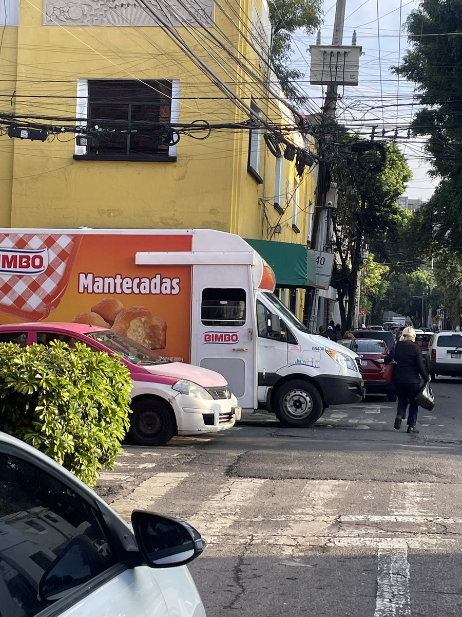 Pecasdelmal's tweet photo. @BimboMx entiendo tus repartidores hagan su chamba, pero tapando pasos peatonales en zonas de escolares. Fue en la Santa María la Ribera https://t.co/j5ekX0gMzw