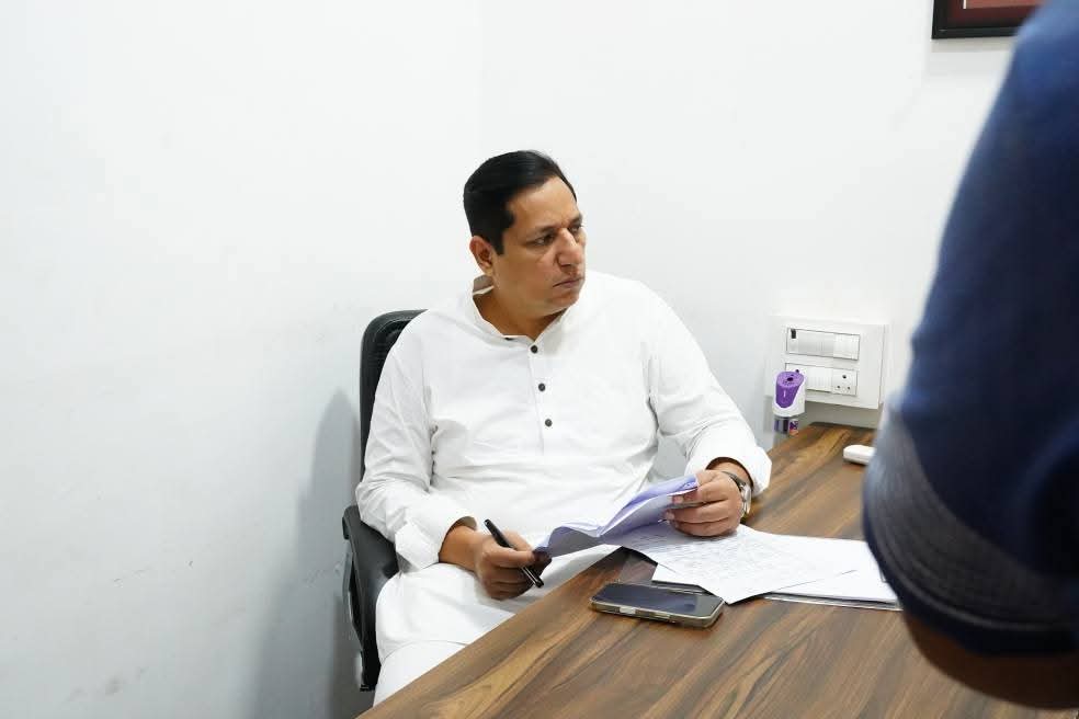 isandeepgnaik's tweet photo. आज नित्य नियमाप्रमाणे बेलापूर येथील जनसंपर्क कार्यालयात जनसंवाद चे आयोजन करण्यात आले होते.  यावेळी नागरी समस्या, वैद्यकीय, प्रशासनाकडील प्रलंबित प्रश्न, शैक्षणिक, आरोग्य विषयक निवेदने नागरिकांनी सादर केली. 

बहुतांश निवेदनांवर तात्काळ संबंधित प्रशासनाशी बोलून कार्यवाही केली तर उर्वरित निवेदने कालबद्ध पद्धतीने सोडविण्यात येतील.

-----

As part of the weekly 'Jansamvad' held at Belapur office, we connected with citizens today to listen to their concerns and suggestions.

Citizens raised issues related to civic facilities, healthcare, pending administrative matters, education, and health services. Immediate action was taken on many of the matters by coordinating directly with the concerned authorities, while the remaining issues will be addressed in a time-bound manner.

Our commitment remains strong - to ensure that every voice is heard, and every genuine concern receives due attention. 

#Belapur
#PublicMeet
#ConnectWithCitizens 
#बेलापूर
#जनसंवाद
