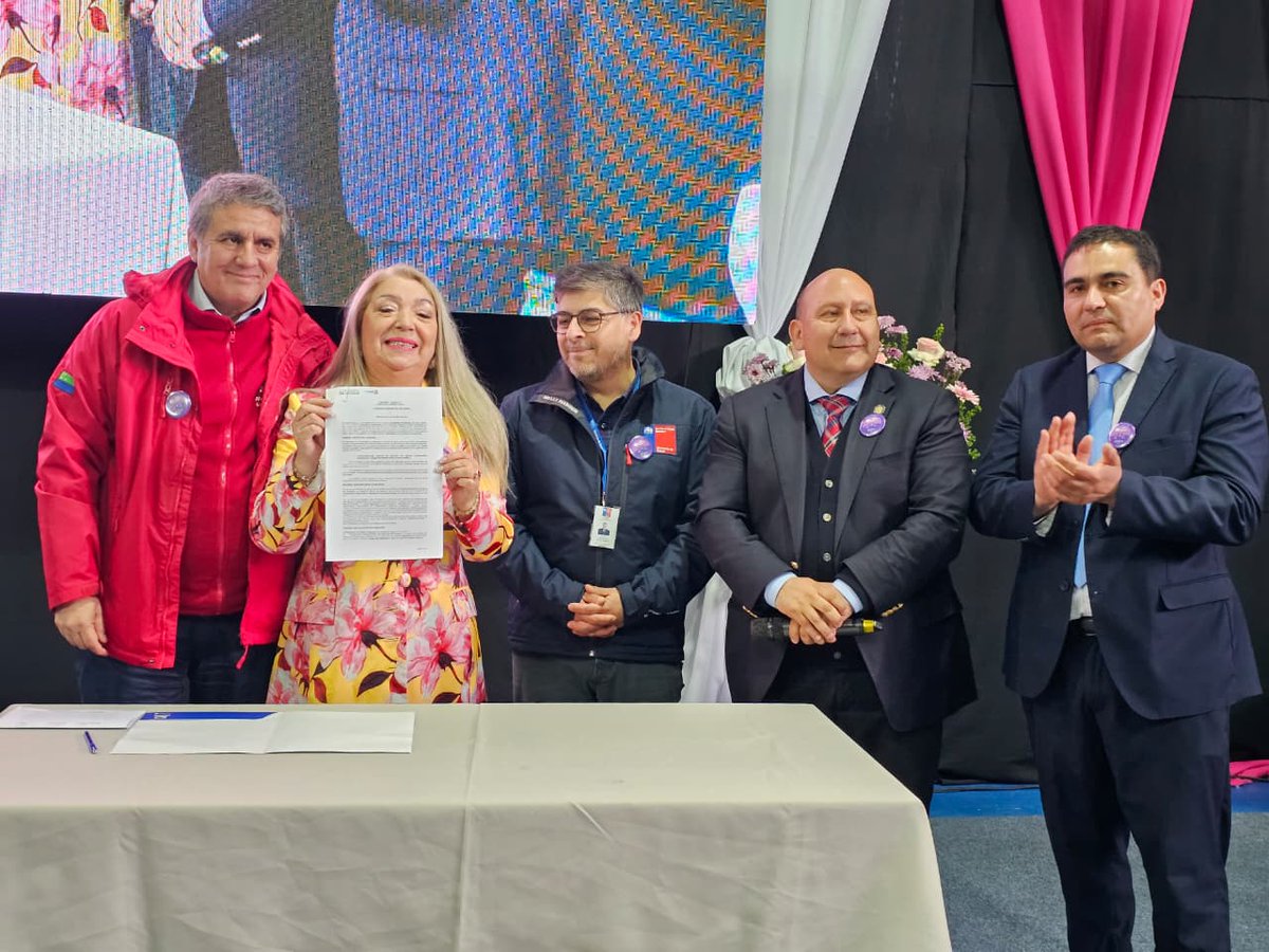 GoreLosLagos's tweet photo. 🏥 En Hornopirén iniciamos el diseño del 1er Centro de Diálisis de Palena, con $115M FNDR. Evitará viajes a Puerto Montt y mejorará la vida de decenas de familias. Un hito histórico para la salud y la equidad en la provincia. https://t.co/TNegeTsVV4