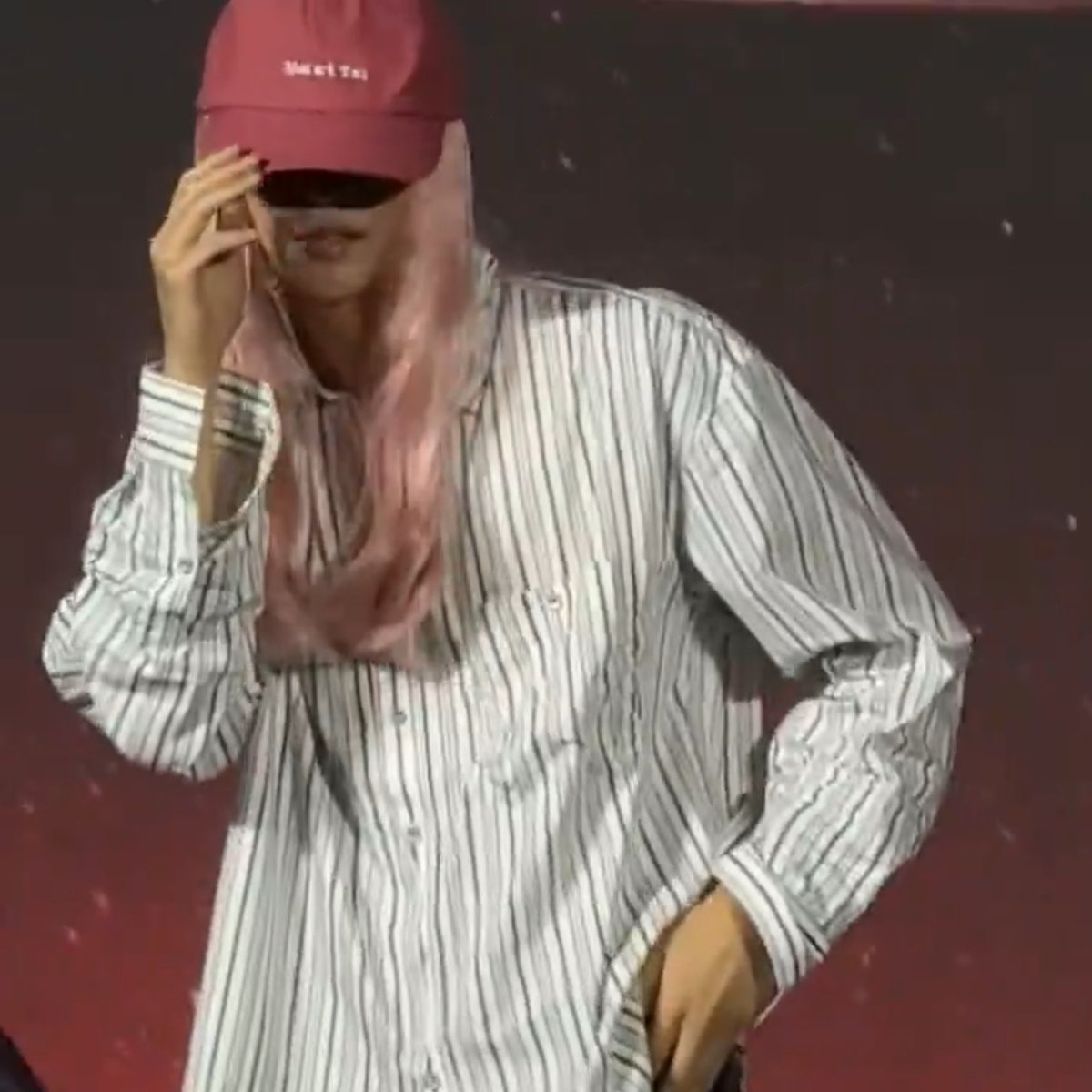 ใส่วิกชมพู ยืนล้วงกระเป๋า แล้วแอคท่า ใครทำได้บ้าง 555555555555555