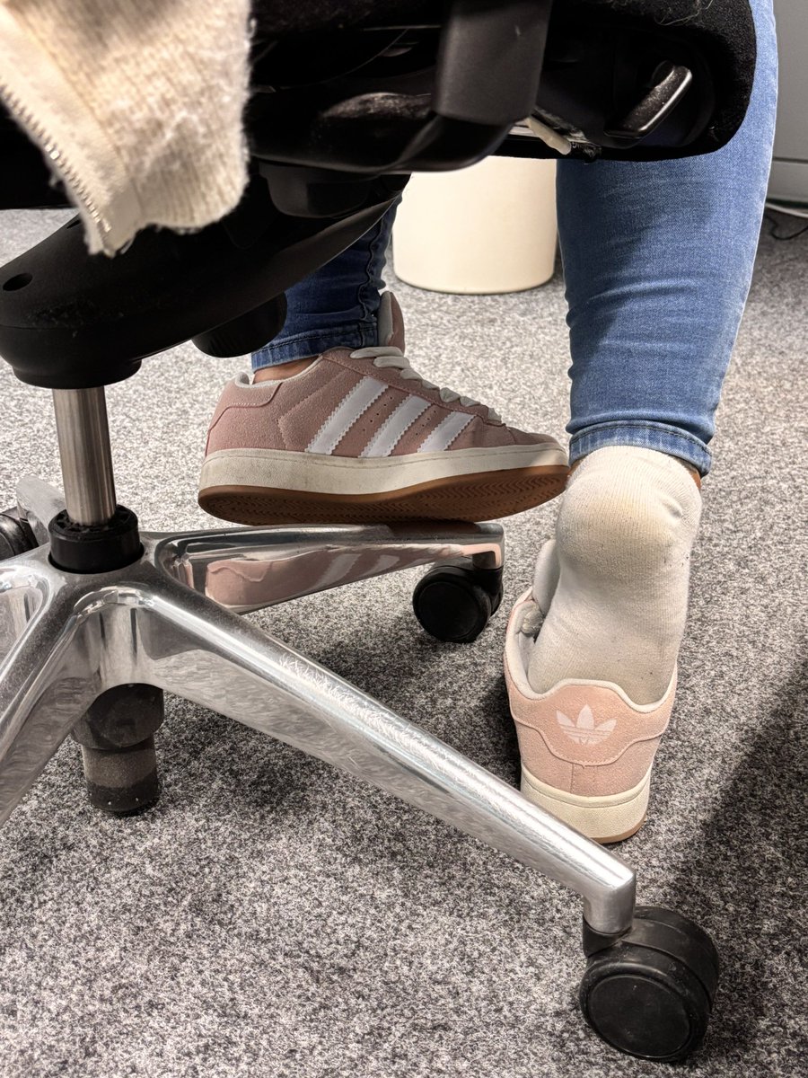 Stell dir vor… du darfst unter meinem Schreibtisch sitzen.
Dein Blick auf geile Schuhe. Dein Blick auf süßen Socken.
Nur du, ganz unten – während ich über dir entscheide. 😈🍆💦

<a href="/rt_feet/">Feet RT PROMO 💯K</a>