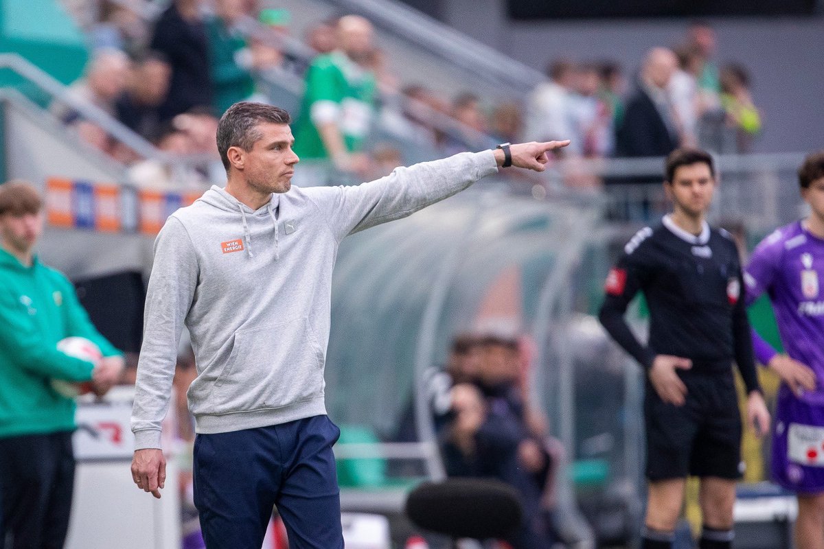 ↪️ Sky-Info: Absage erteilt! Der ehem. <a href="/skrapid/">SK Rapid</a>-Coach Robert #Klauß hat ein Angebot beim 🇪🇸 Segunda División-Team <a href="/CDCastellon/">CD Castellón</a> nach guten Gesprächen abgelehnt. Nach der Beurlaubung im April ist #Klauß bereit für eine neue Herausforderung. 

<a href="/SkySportAustria/">Sky Sport Austria</a> #inundaut 

Bild: GEPA