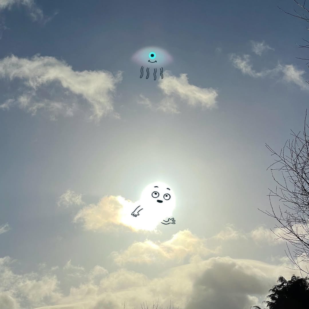 cloudifyart's tweet image. Strange meeting (anyone else get these green dot artefacts on iPhone photos?)