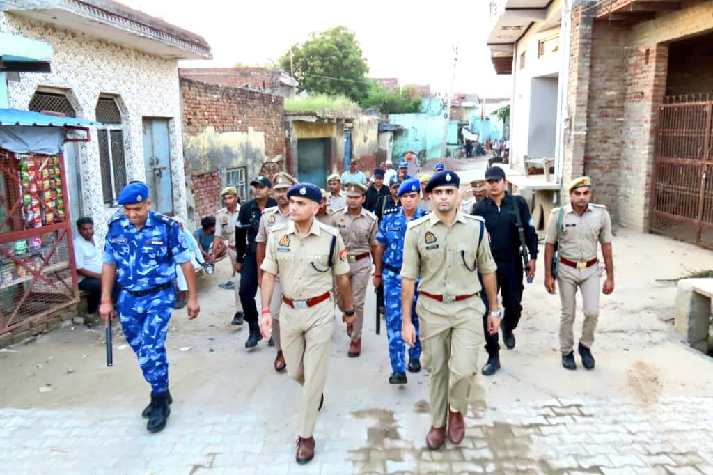 aligarhpolice's tweet photo. #Aligarh । #AligarhPolice 
वरिष्ठ पुलिस अधीक्षक अलीगढ़ द्वारा जनपद की कानू�� व सुरक्षा व्यवस्था को प्रभावी तथा सुदृढ़ बनाए रखने हेतु #SP_City, आरएएफ व अन्य पुलिस बल के साथ थाना चण्डौस क्षेत्र में किया गया #पैदल_गस्त 

 "लोगों को सुरक्षा के प्रति किया आश्वस्त.."
#FootPatrolling https://t.co/mukG9eFT77