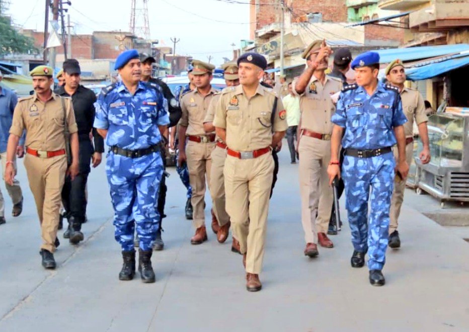 #Aligarh । #AligarhPolice 
वरिष्ठ पुलिस अधीक्षक अलीगढ़ द्वारा जनपद की कानून व सुरक्षा व्यवस्था को प्रभावी तथा सुदृढ़ बनाए रखने हेतु #SP_City, आरएएफ व अन्य पुलिस बल के साथ थाना चण्डौस क्षेत्र में किया गया #पैदल_गस्त 

 "लोगों को सुरक्षा के प्रति किया आश्वस्त.."
#FootPatrolling