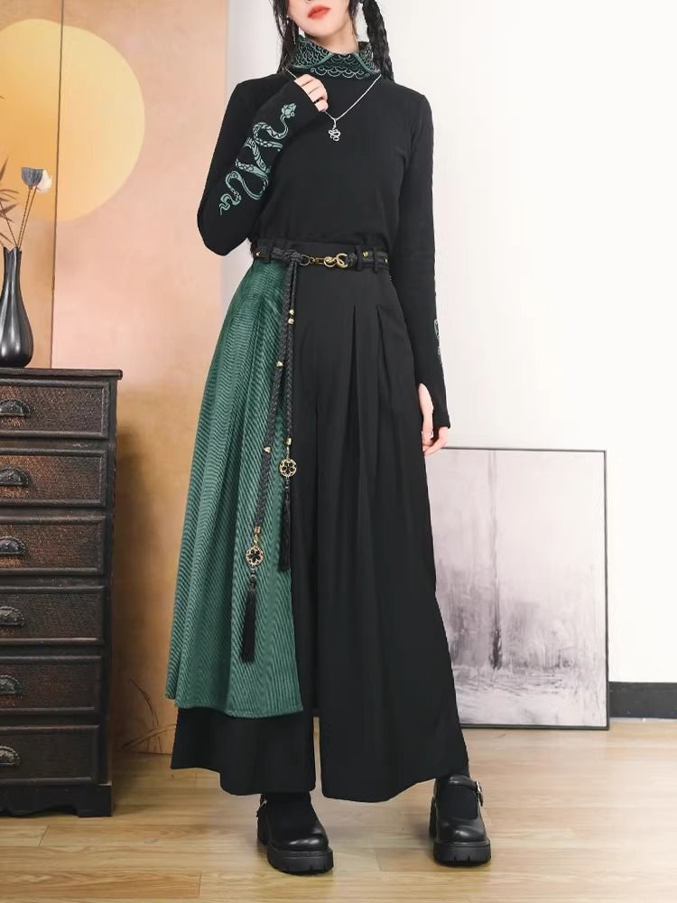 黒緑の蛇刺繍ドレープワイドパンツ 
manus-machina.com/collections/ne… 
和のエッセンスとモード感を融合させたワイドパンツ。片側に緑の布を重ねることで、袴のような立体感と動きを演出しています。蛇の刺繍が施されたタッセル付きの装飾が揺れることで、伝統的な雰囲気とモダンな個性を醸し出しています。