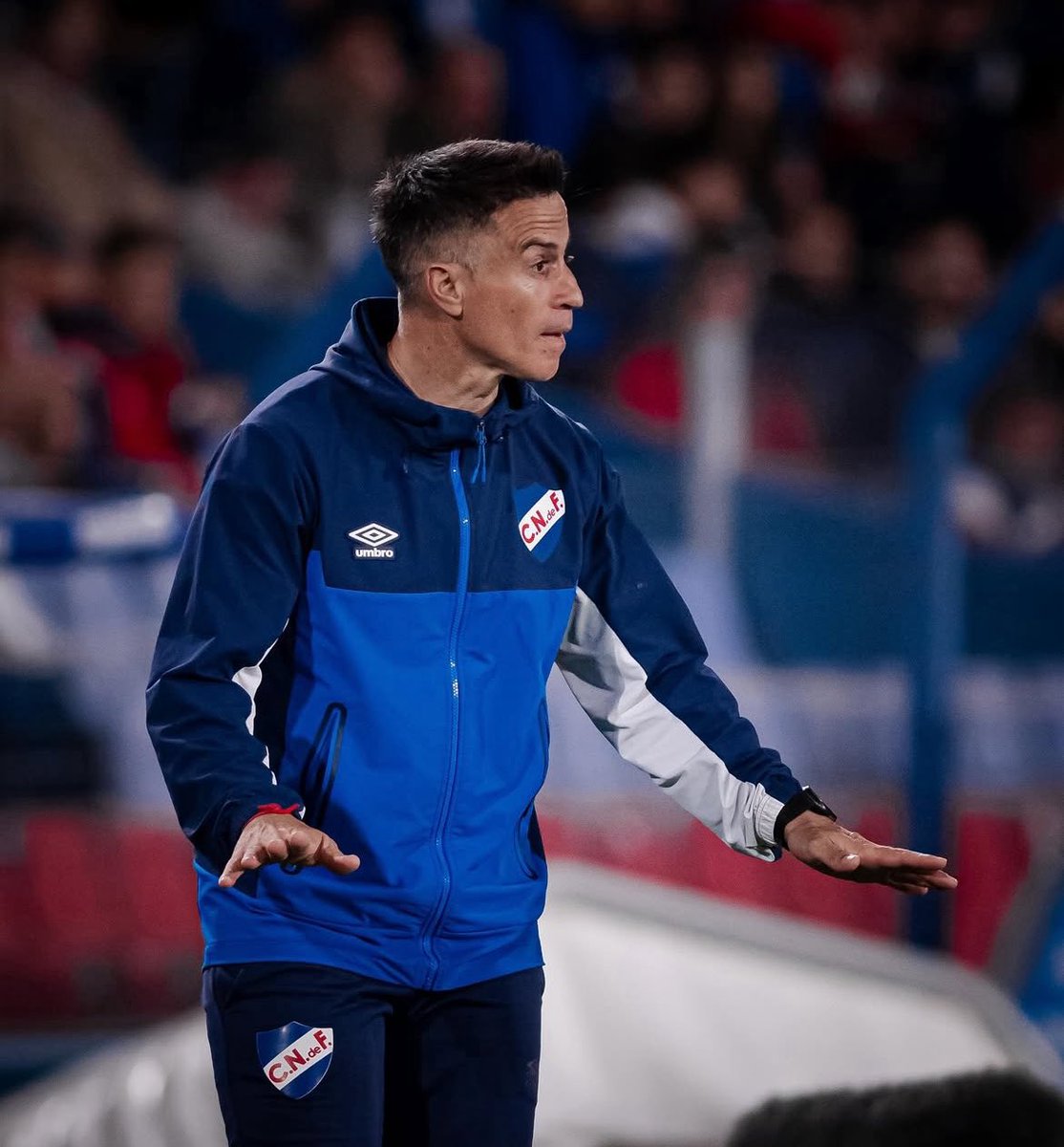 No digo que Nacional deslumbre con su juego, pero llegó la hora de darle algo de mérito al DT

Peirano empezó haciendo cosas bien, luego otras difíciles de entender. Hoy está haciendo modificaciones que le permiten encarar mejor los partidos 

Parece que nada de lo que haga sirve