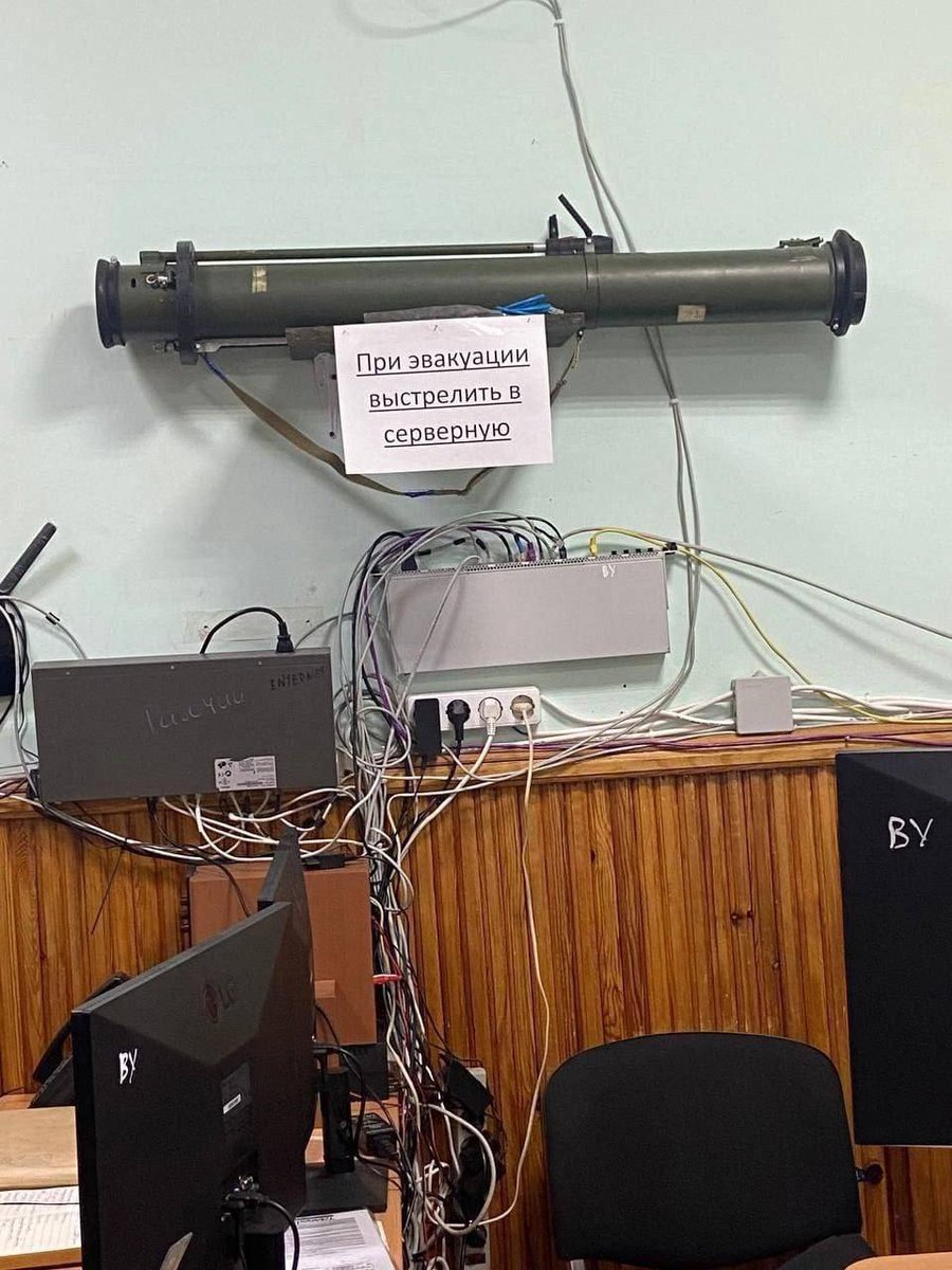 AnnQuann's tweet image. &quot;In case of emergencies, break glass&quot; 👎

&quot;In case of emergencies, blast away&quot; 👍

#RPG #Contingency #KaBoom