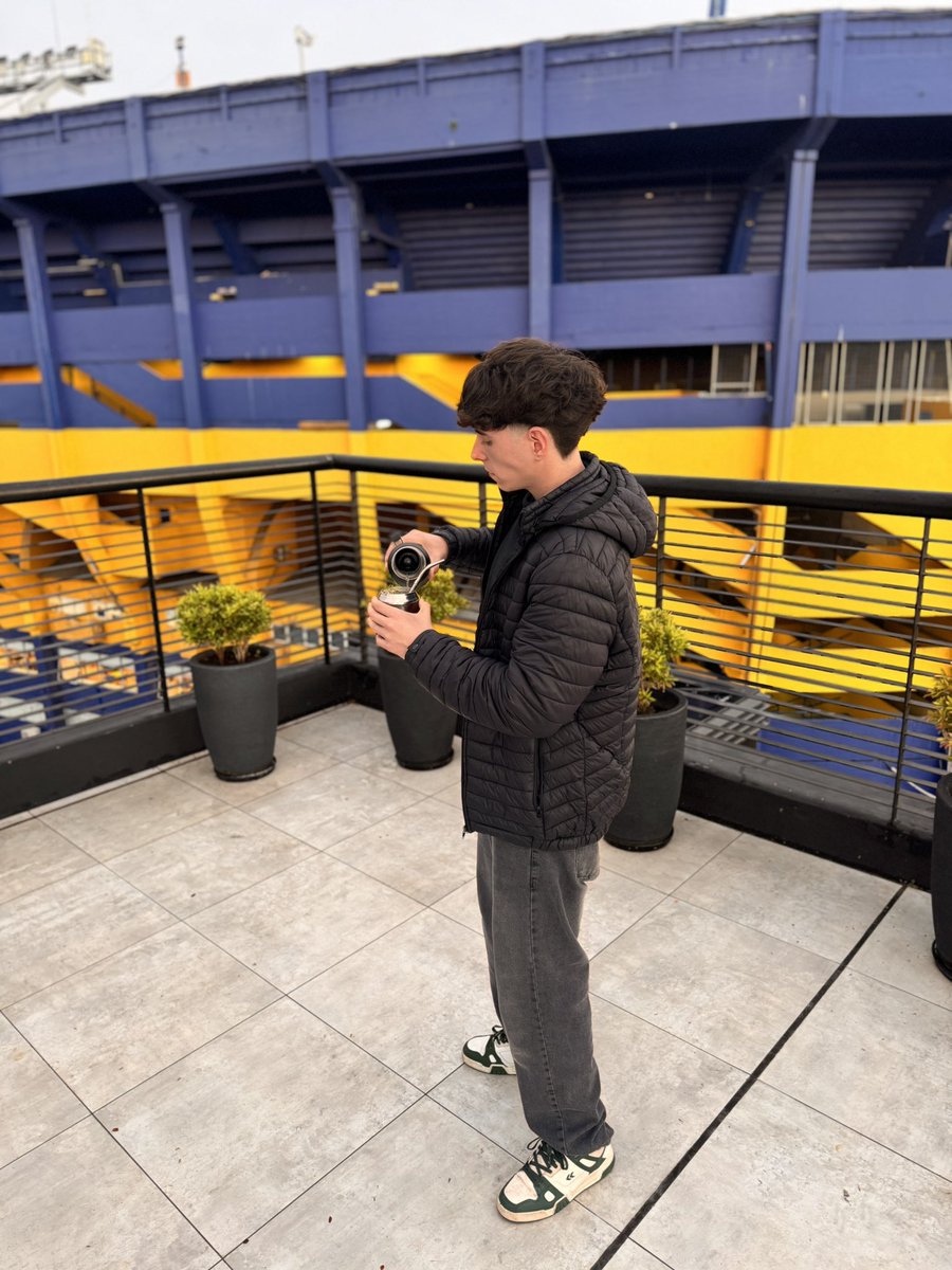Tomando mates en frente del lugar más lindo💙💛💙
