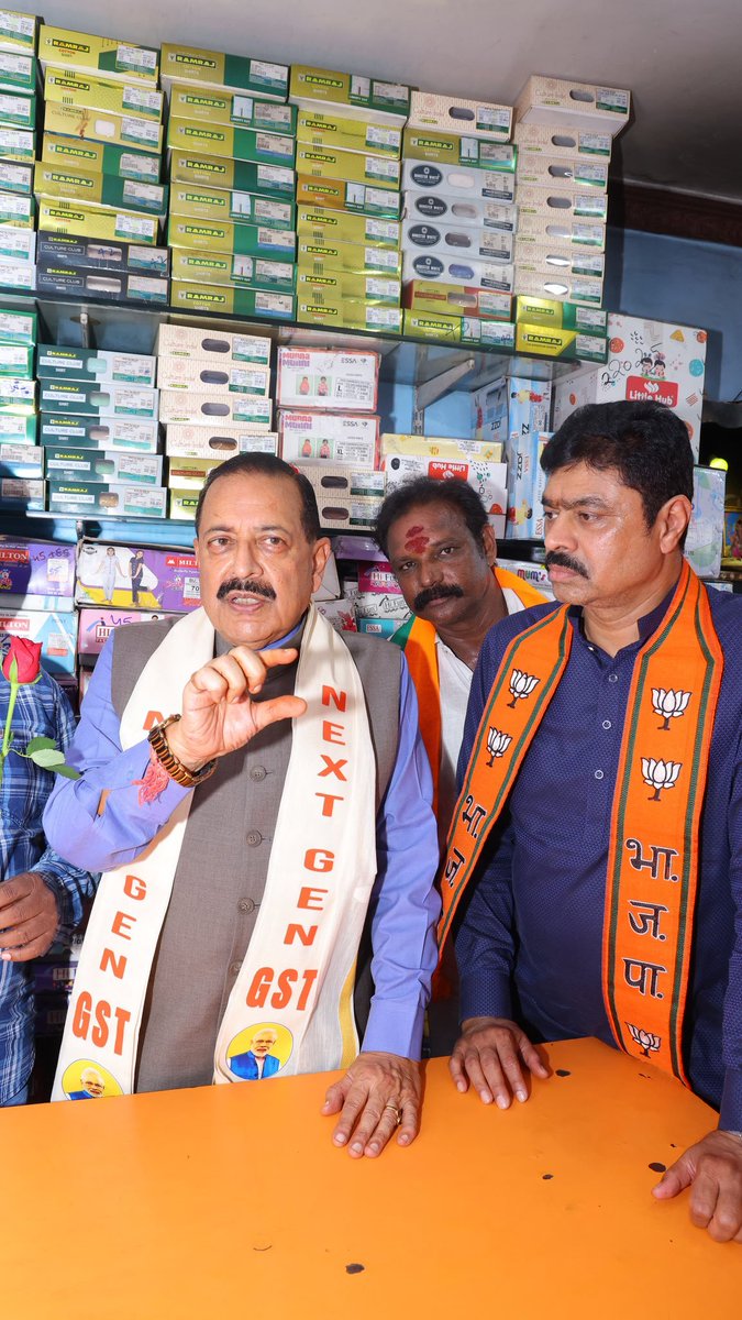 BJP4Andhra's tweet photo. ఈరోజు నుండి అమలులోకి వచ్చిన నూతన సరళీకృత జీఎస్టీ విధానాలపై అవగాహన కలిపిస్తూ విశాఖపట్నంలో కేంద్ర మంత్రివర్యులు శ్రీ @DrJitendraSingh గారితో కలిసి జీఎస్టీ ర్యాలీలో పాల్గొన్న బిజెపి రాష్ట్ర అధ్యక్షులు శ్రీ @MadhavBJP గారు ఎంపీ శ్రీ @CMRamesh_MP గారు
AndhraWithNewGST https://t.co/UwCyFfuWVy