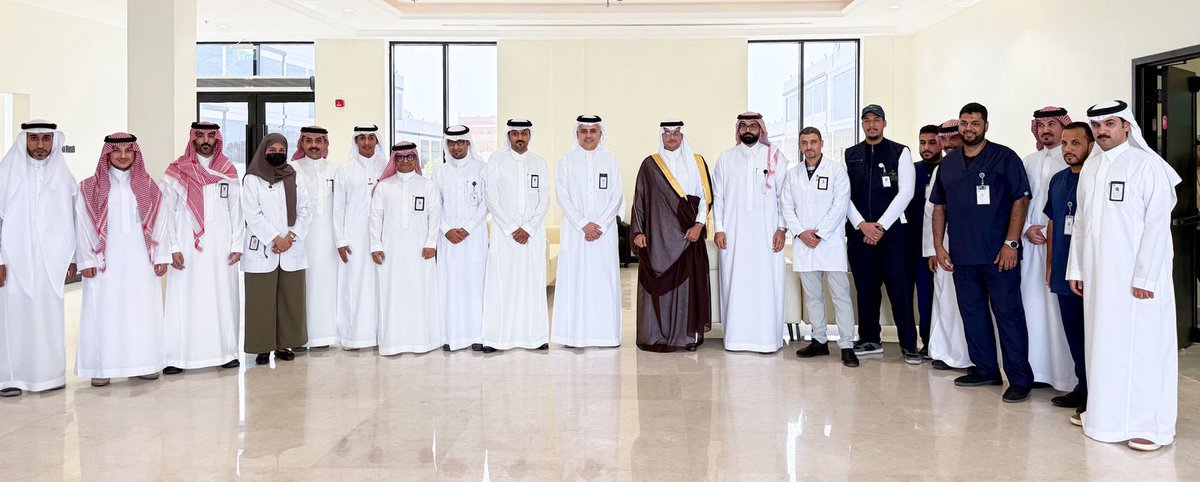 m_aljafry's tweet photo. زار صاحب السمو الملكي الأمير #سعود_بن_طلال بن بدر محافظ #الأحساء ، اليوم " الاثنين " ، مستشفى الصحة النفسية بالمحافظة، واطلع على سير العمل والخدمات الصحية المقدمة للمرضى، وتفقد عددًا من الأقسام الطبية والإدارية، واستمع إلى شرح من الرئيس التنفيذي لتجمع الأحساء الصحي الدكتور خالد بن محمد الملا، حول أبرز البرامج التطويرية التي ينفذها المستشفى، ضمن خطط وزارة الصحة وشركة الصحة القابضة.

 وأشاد سموّه خلال الزيارة بالجهود المبذولة في خدمة المرضى والمراجعين، مؤكدًا أهمية مواصلة العمل على تطوير منظومة الخدمات النفسية بما يواكب تطلعات القيادة الرشيدة -حفظها الله- ويتماشى مع مستهدفات رؤية المملكة 2030 في تعزيز جودة الحياة، مشيرًا إلى أن الخدمات النفسية تمثل جانبًا مهمًّا في رعاية الإنسان، وأن الارتقاء بها يعد جزءًا لا يتجزأ من مسار التنمية الصحية الشاملة في المملكة.

 وفي ختام الزيارة كرّم سمو محافظ الأحساء إدارة المستشفى والكادر الطبي والإداري تقديرًا لعطائهم وجهودهم المستمرة في تطوير الخدمات وتحسين تجربة المستفيدين.

 من جهته أعرب الرئيس التنفيذي للتجمع الصحي عن شكره وتقديره لسمو محافظ الأحساء على زيارته ودعمه الدائم للقطاع الصحي في المحافظة، مؤكدًا أن هذا التكريم يُعد دافعًا إضافيًّا لمواصلة تقديم رعاية صحية متكاملة لأهالي المحافظة.