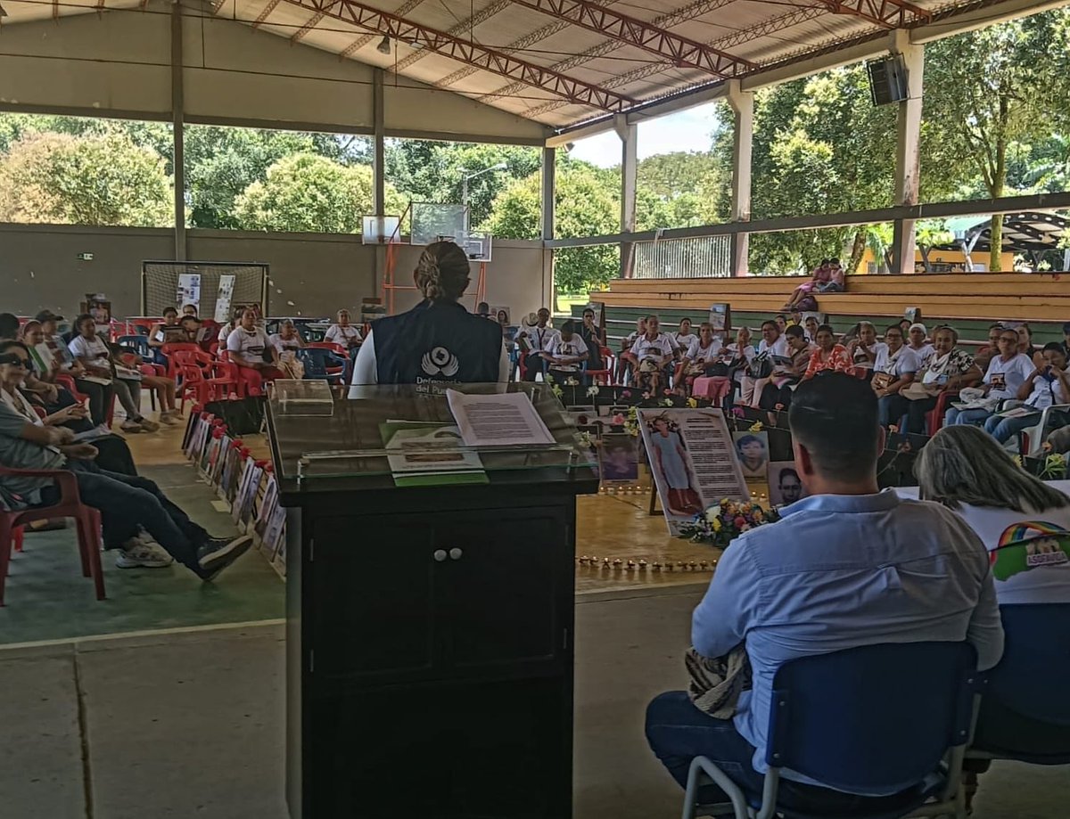DefensoriaCol's tweet photo. Acompañamos a las y los integrantes de Asofavida en el primer foro “Tras el rastro de las personas desaparecidas”, realizado en Saravena, Arauca. Un evento que tuvo como propósito no olvidar ni abandonar a las familias buscadoras, quienes aguardan con esperanza una respuesta sobre sus seres queridos.

En Arauca, la @UBPDcolombia cuenta con un registro histórico de más de 2.000 personas desaparecidas forzosamente. El conflicto armado que enfrenta el departamento sigue incrementando estas cifras: solo este año se han reportado 70 personas cuyo paradero aún se desconoce.

Nuestro compromiso también es con las mujeres y los hombres desaparecidos y con sus familias. Seguiremos insistiendo en obtener respuestas y en hacer un llamado a los grupos armados ilegales y a las estructuras criminales organizadas para que renuncien a esta grave infracción contra el derecho internacional humanitario (DIH).