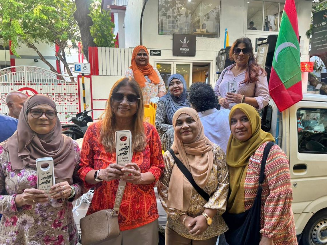 fathimath_lai's tweet photo. ސަރުކާރުން ރައްޔިތުންގެ ހައްގުތައް ނިގުޅައިގަނެ މުޅި ގައުމު ލޫޓުވުމަށް ހިންގަމުންދާ ޖަރީމާތަކުގެ މައުލޫމާތު ރައްޔިތުންނަށް ފޯރުކޮށްދިނުމަށް ހިންގޭ ހަރަކާތްތައް މާލޭގައި ފެށިގެން ކުރިއަށްދަނީ. 

#LootuvaifiLootuvaifi https://t.co/jGfNMxTVbX