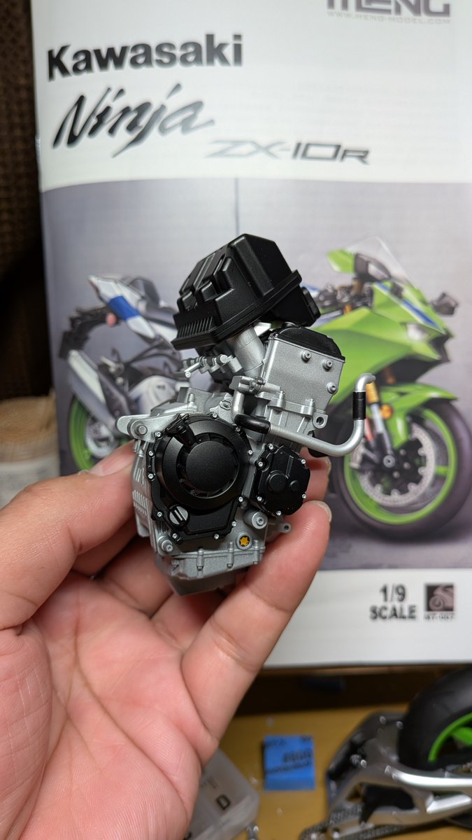 MASAMETAL17's tweet image. MENGMODEL ZX10R
エンジンとリヤ周り進捗
チェーンカバーとリヤフェンダーにカーボンデカール貼りました
＃MENGMODEL
#zx10r 
＃バイクプラモ盛り上げ隊