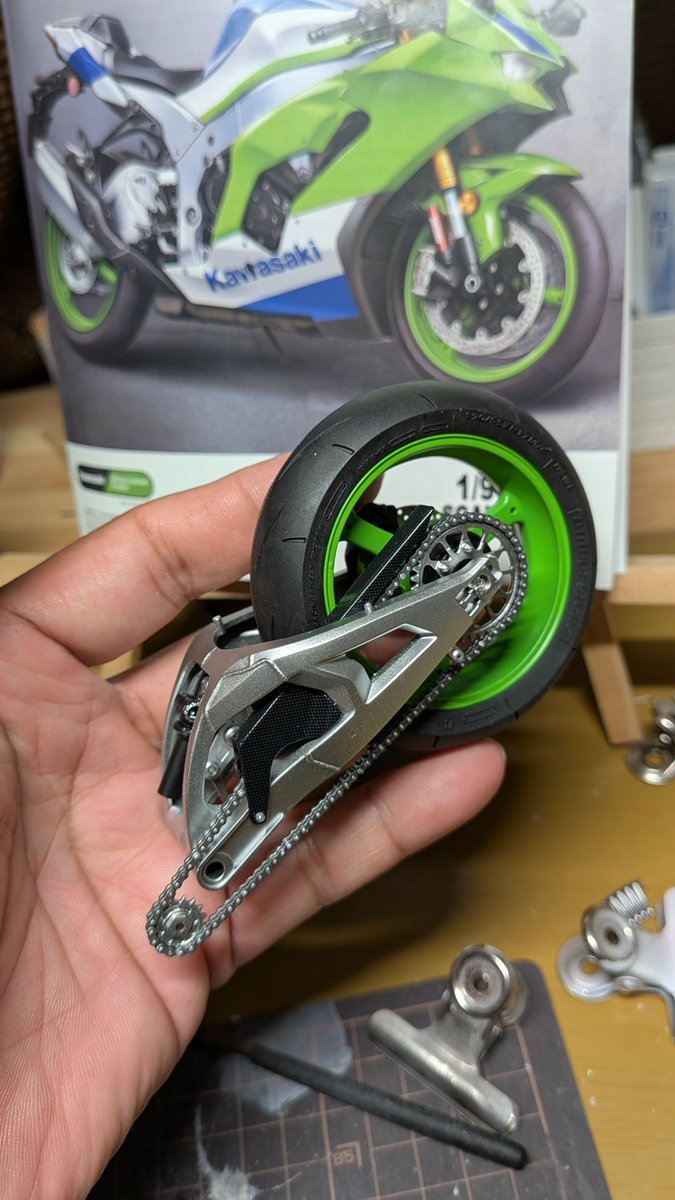 MASAMETAL17's tweet image. MENGMODEL ZX10R
エンジンとリヤ周り進捗
チェーンカバーとリヤフェンダーにカーボンデカール貼りました
＃MENGMODEL
#zx10r 
＃バイクプラモ盛り上げ隊