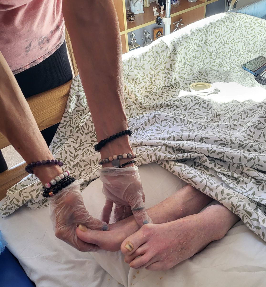 Bristolcarehome's tweet image. 💆‍♀️ Relaxing Start to the Week at Quarry House 💆‍♂️

Our residents began their week with a soothing massage session with Tracy.🌸

#QuarryHouse #RelaxAndUnwind #MassageTherapy #ResidentWellbeing #LifeAtQuarryHouse