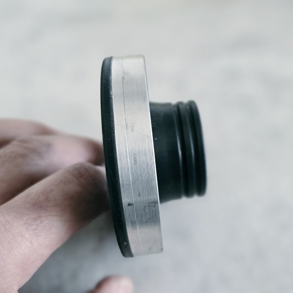 ScarbsTech's tweet photo. @ScarbsTech workbench #RandomTech
A failure point on many a road car, the CV joint boot.
#F1 cars will have them both ends of the driveshafts going from the differential into the rear wheels. Used to keep the special CV joint grease in and dirt out.
80mm outer diameter.
#F1tech https://t.co/d2B9pHhxVU