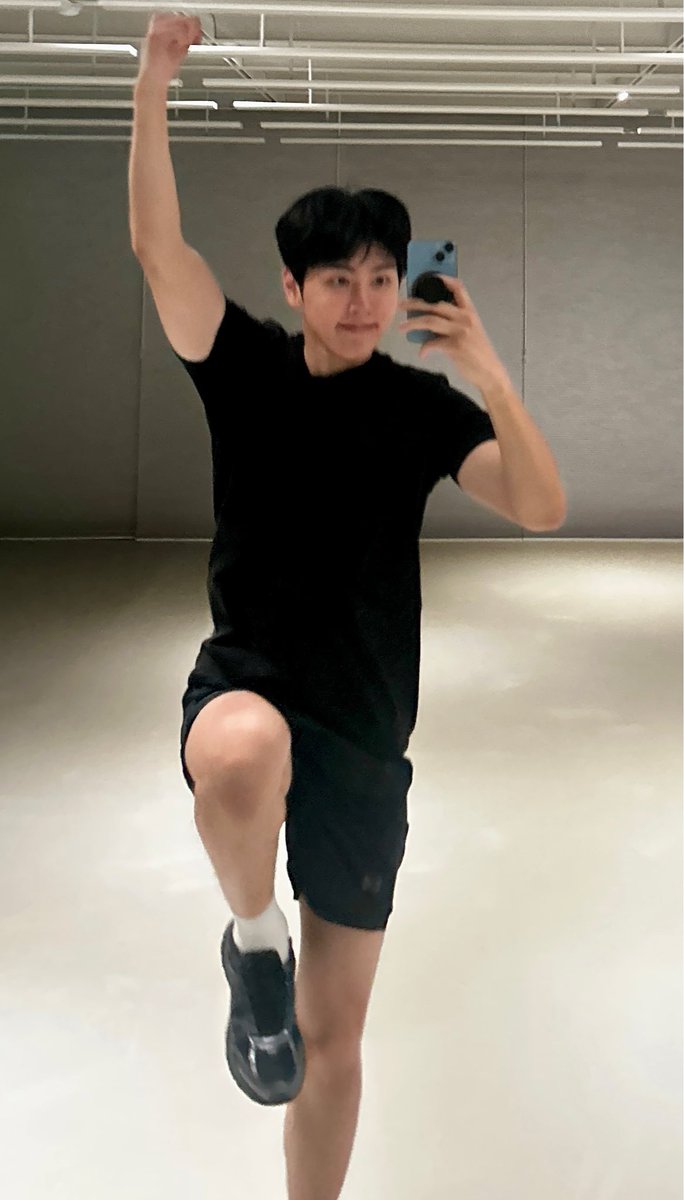 아 월요일 마무리로 완벽한 사진이닼ㅋㅋ
따뜻하게 잘자 재윤아 오늘도 고생 많아써🫶💜