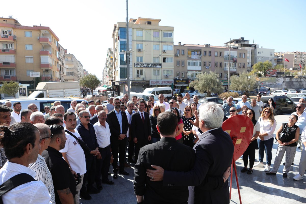 Cumhuriyet Halk Partisi Bayraklı İlçe Başkanlığımızın mazbata töreni ve çelenk sunma programını gerçekleştirdik. 

Yeni dönemin heyecanını, dayanışma ve birlik ruhunu paylaştık. Bizler için esas olan kişisel makamlar değil, halkımıza hizmet yolunda ortak irademizdir. 

Tek bir