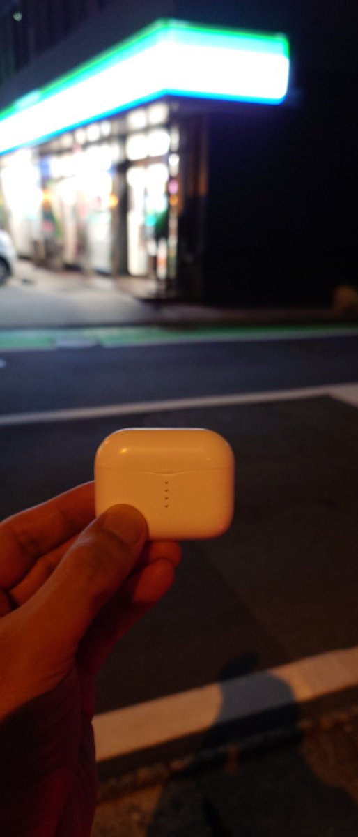 自転車乗っててイヤホンの入れ物落とした方（おそらく東南アジア系の人）堅粕の交番に届けておきますのでお気づきになったら！#博多　#落とし物 #イヤホンケース　#拡散希望