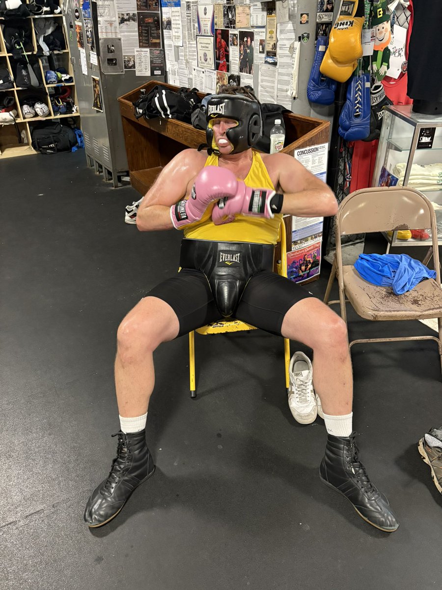 MaxFordBoxer's tweet photo. love gloving up #boxing #gayboxing #gayjock #everlast #boxinggym https://t.co/NjRL0XjxNc