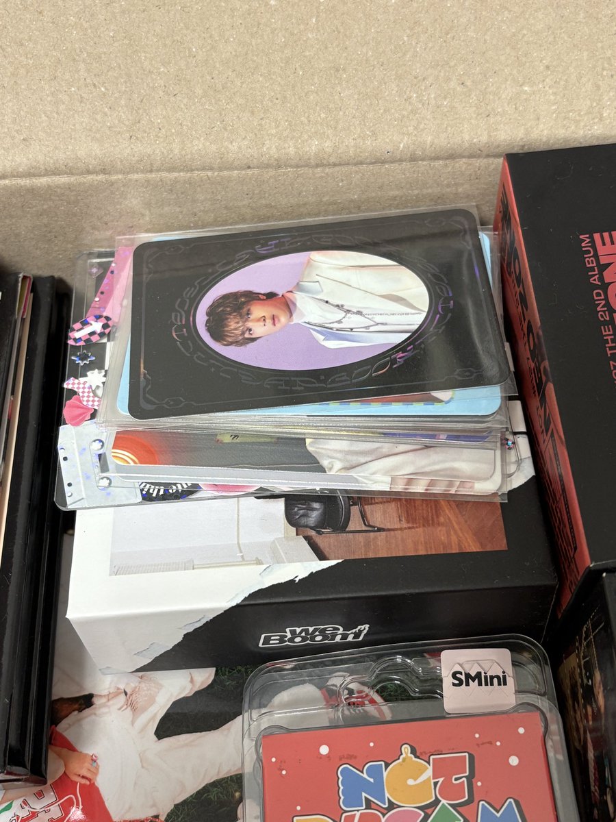 XXilele's tweet photo. 굿즈정리로 싸게 드립니다 개봉앨범들이고 그냥 이것저것 굿즈들 많이 드려요 15000원+ 배송비
아마 천러 굿즈나 지성 굿즈가 많을거에요
포카도 넣어드려요 엔시티 드림 개봉 앨범 https://t.co/1osIw0NRNf
