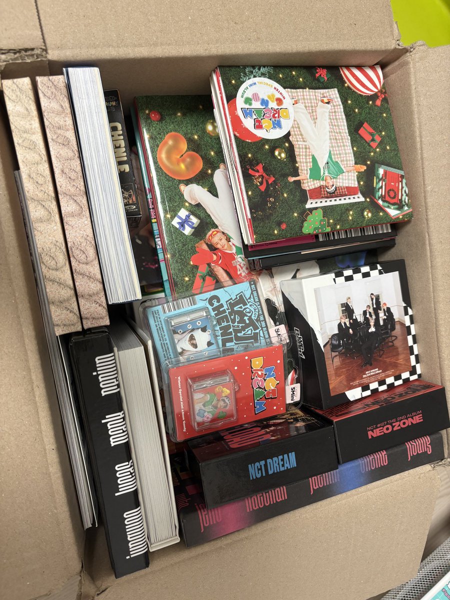 XXilele's tweet photo. 굿즈정리로 싸게 드립니다 개봉앨범들이고 그냥 이것저것 굿즈들 많이 드려요 15000원+ 배송비
아마 천러 굿즈나 지성 굿즈가 많을거에요
포카도 넣어드려요 엔시티 드림 개봉 앨범 https://t.co/1osIw0NRNf