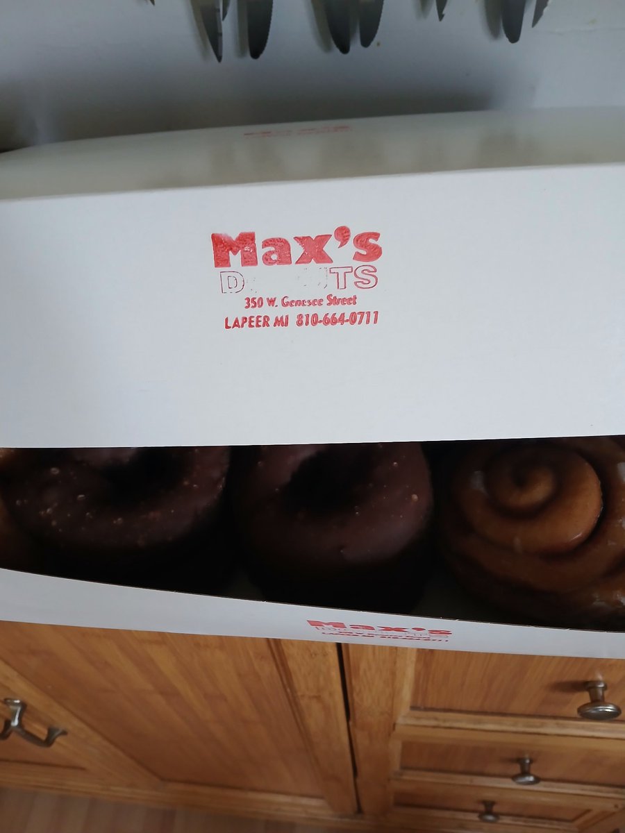 EmDBizzled's tweet image. Best donuts in Mi
