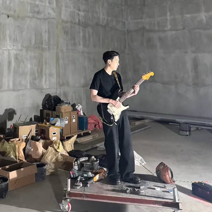 DESPIERTEN MORADAS QUE TENEMOS ACTUALIZACIÓN DE YOONGI EN INSTAGRAM! Tenemos foto de Yoongi rockero luciendo de lo mas hot 😭🔥