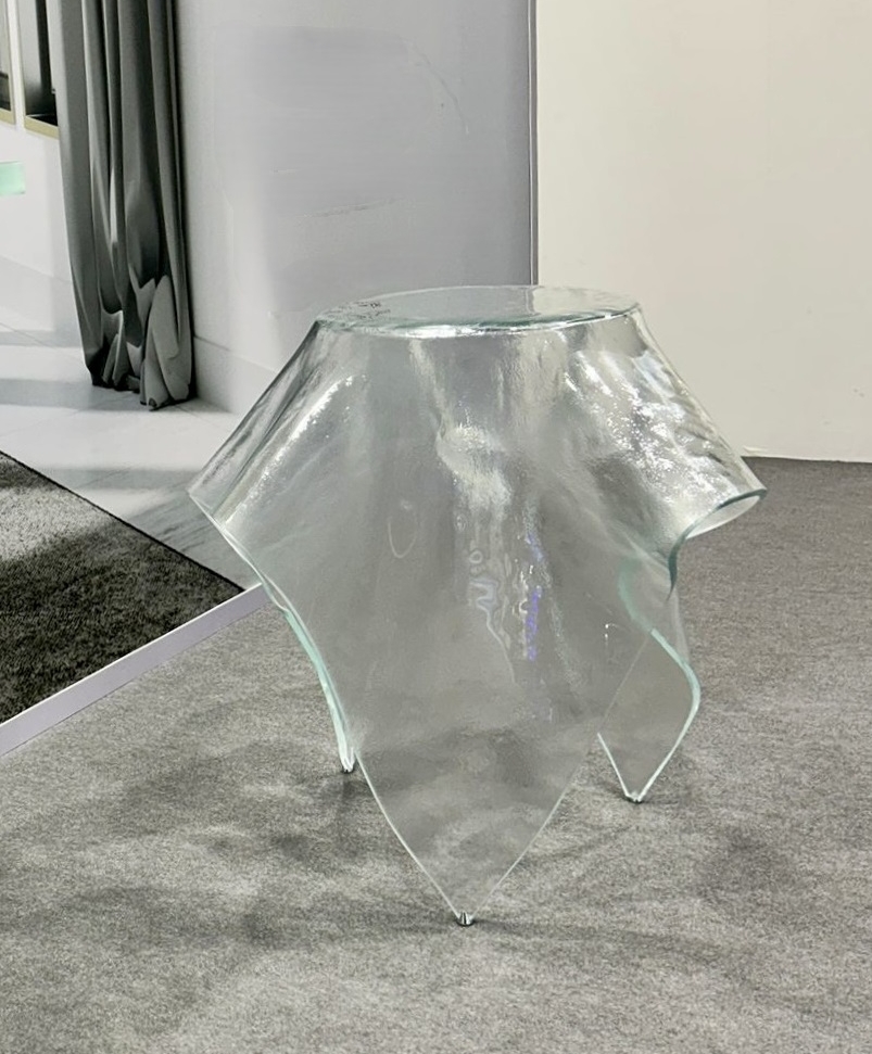 pilkingtonglass's tweet image. 𝗚𝗹𝗮𝘀𝘀 𝗔𝗿𝘁 𝗠𝗼𝗻𝗱𝗮𝘆
This beautiful end table 😍 by Reflex Angelo, called Foulard, made of Pilkington 𝗦𝘂𝗽𝗲𝗿𝘄𝗵𝗶𝘁𝗲™ crystal-clear glass, was presented at the Vitrum trade fair in Milan.

#glass #glassart #glassdesign #art #design #furniture #endtable