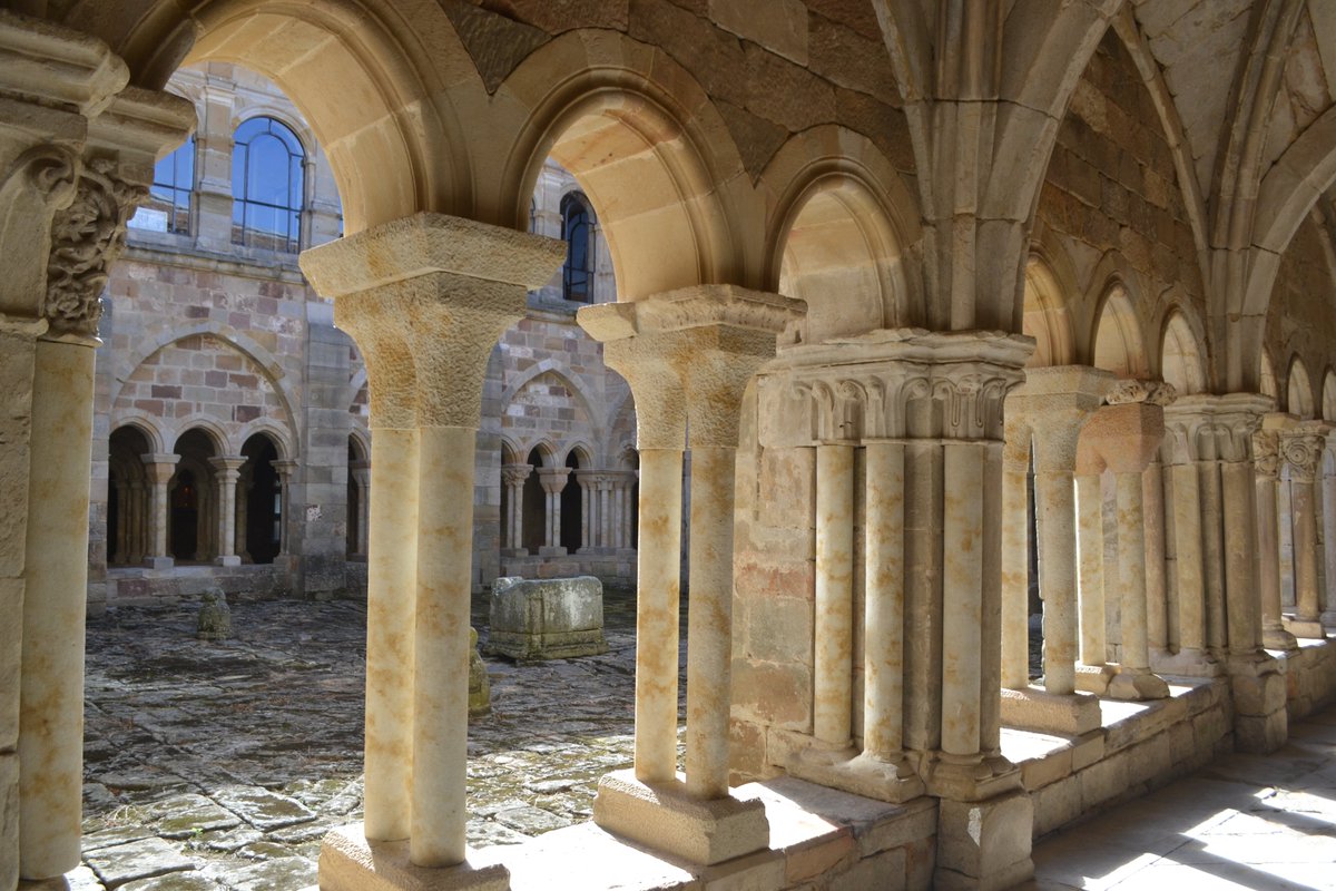 ¿Qué os parece pasar la tarde viendo los capiteles románicos que se conservan en el <a href="/MANArqueologico/">Museo Arqueológico Nacional</a> procedentes del Monasterio de Santa María La Real de Aguilar de Campoo? 🙂
¿Me acompañáis pues en este recorrido? ⤵️⤵️⤵️