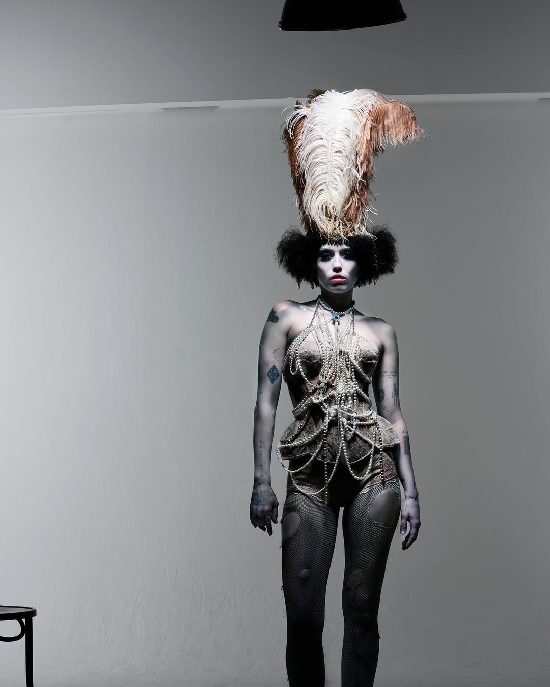 G1dO_q4acAAhQ2q?format=jpg&name=large Miley Cyrus’ Latest Look Reinforces Her Status as an Unpredictable Icon That Fans Can’t Look Away From