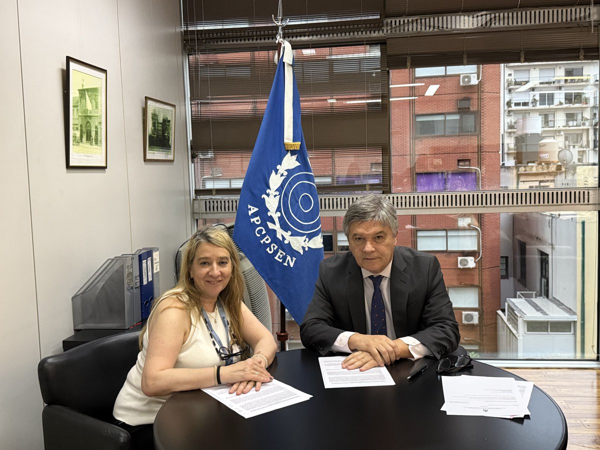 ISENArg's tweet photo. 🤝 El #ISEN y el @ApsenMre firmaron un convenio marco de cooperación para facilitar las capacidades en materia de formación y actualización tanto para los aspirantes becarios como de los funcionarios del Servicio Exterior https://t.co/6Uzl1yJARE