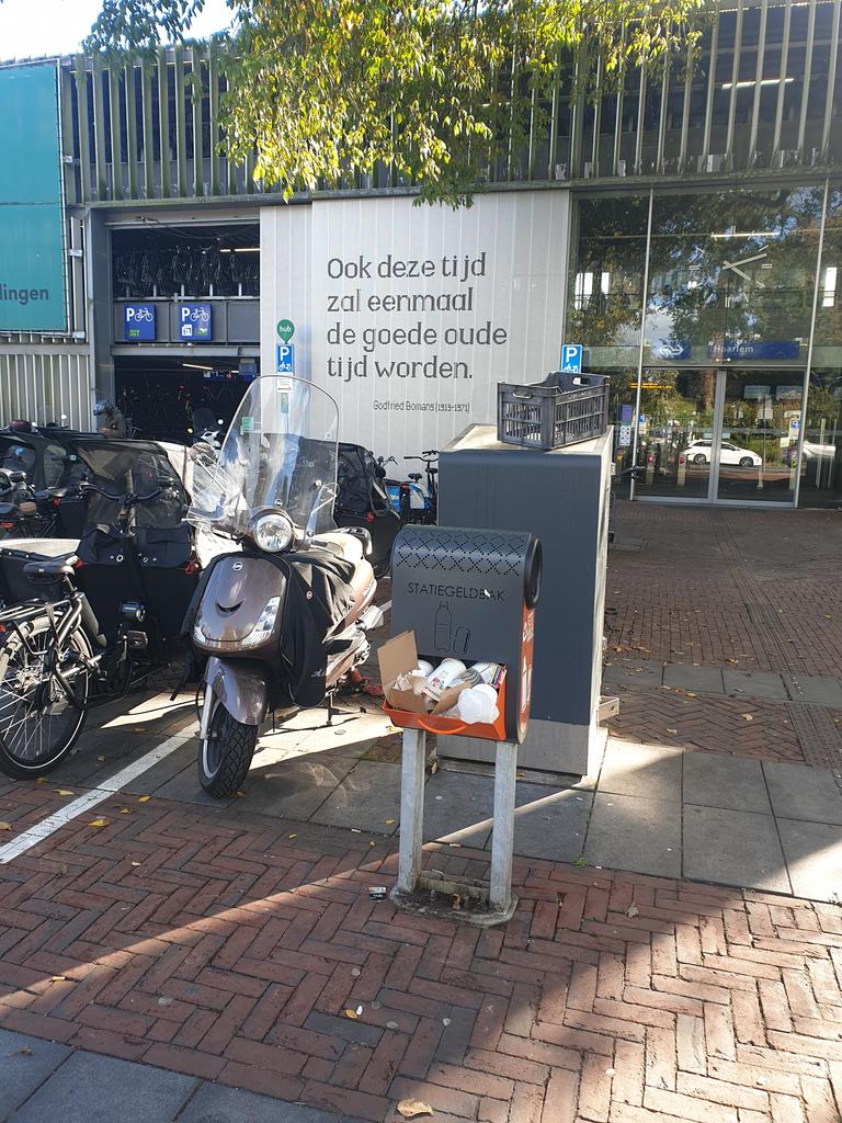 dhrP_Kuipers's tweet photo. prullenbak vol? Of publiek weet niet waarvoor de 'statiegeldbak' voor verzonnen is? #raad023 #coMedia https://t.co/9lffaaoZrM