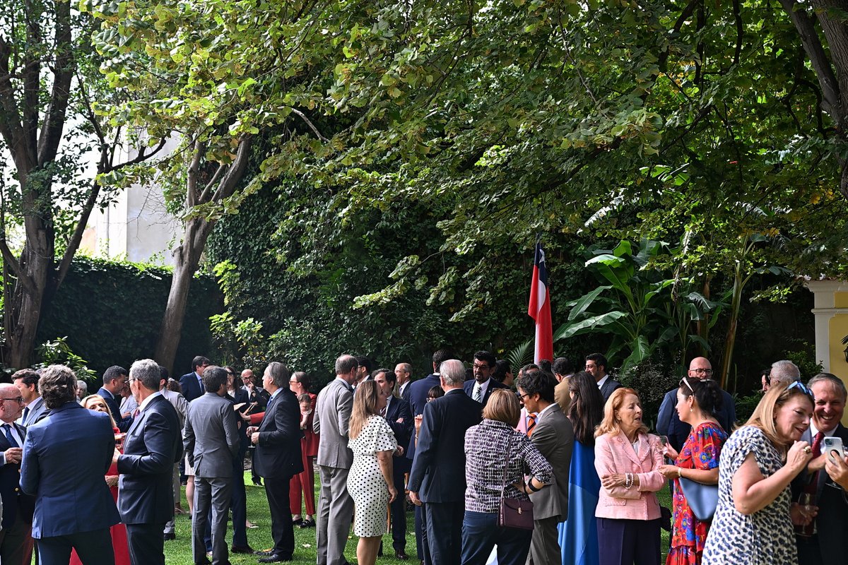 🇨🇱El día 18 de septiembre se realizó la celebración de fiestas patrias organizada por la Embajada🎉
El evento estuvo presidido por la Embajadora Marina Teitelboim y acudieron autoridades portuguesas, el cuerpo diplomático y miembros de la comunidad chilena.
🇨🇱en🇵🇹