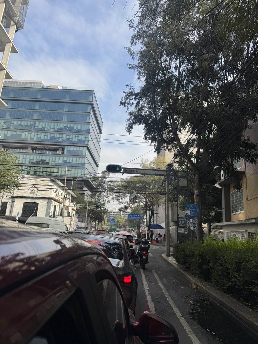nataliacastglez's tweet photo. @UCS_GCDMX hola! Por culpa del semáforo de Ave. Monterrey llegando a Chapultepec, ni uno de los 5 semáforos que están en verde antes de ese pueden avanzar nunca. Por favor coordinenlos bien!!!!! https://t.co/KEGF8r5k00