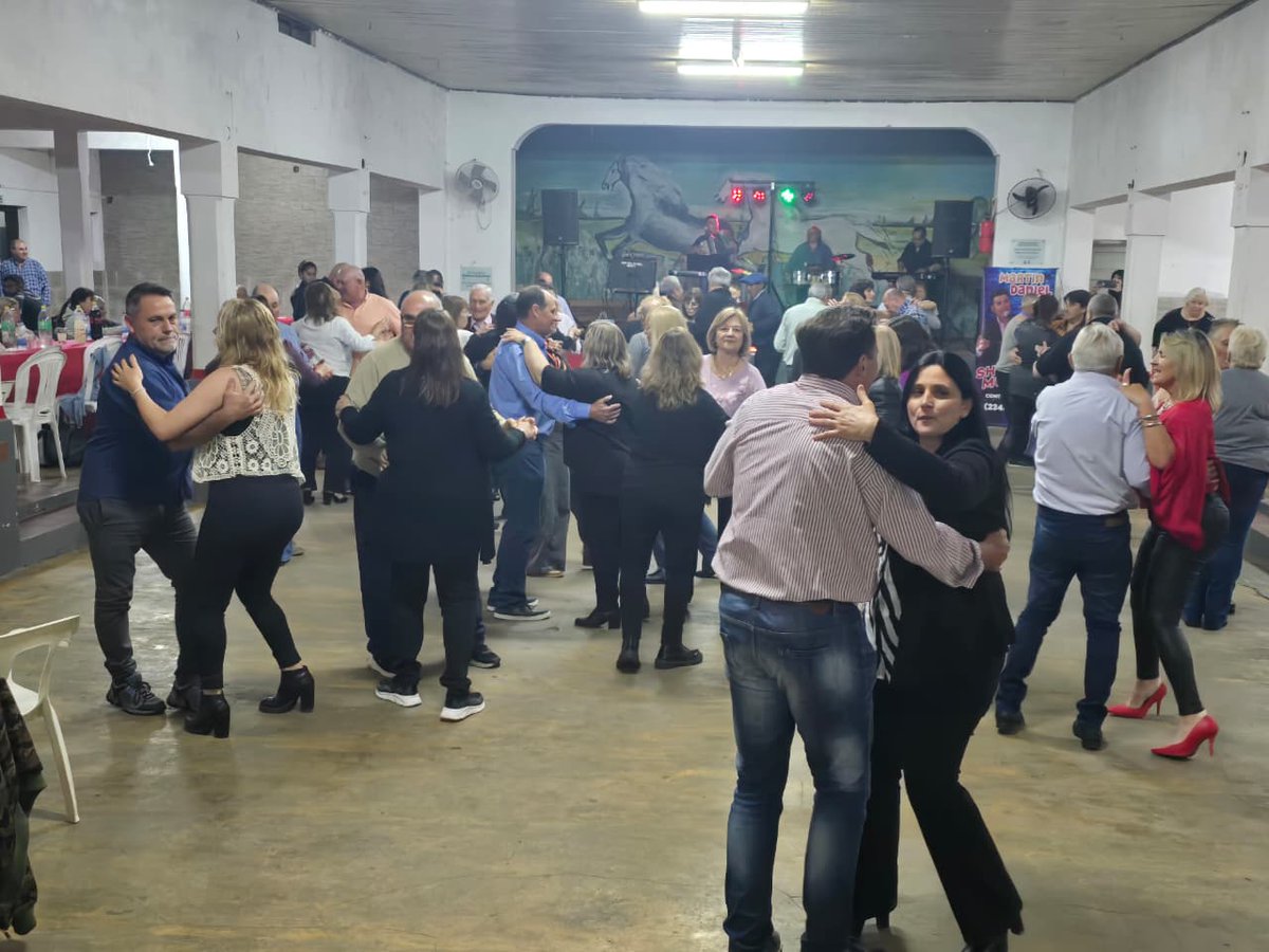 🌟😉El sábado por la noche, funcionarios municipales acompañaron la cena show organizada por el Club Juventud Unida de Gorostiaga, en el marco de los festejos por el aniversario de la localidad.

<a href="/BritosGuillermo/">Guillermo Britos</a>
