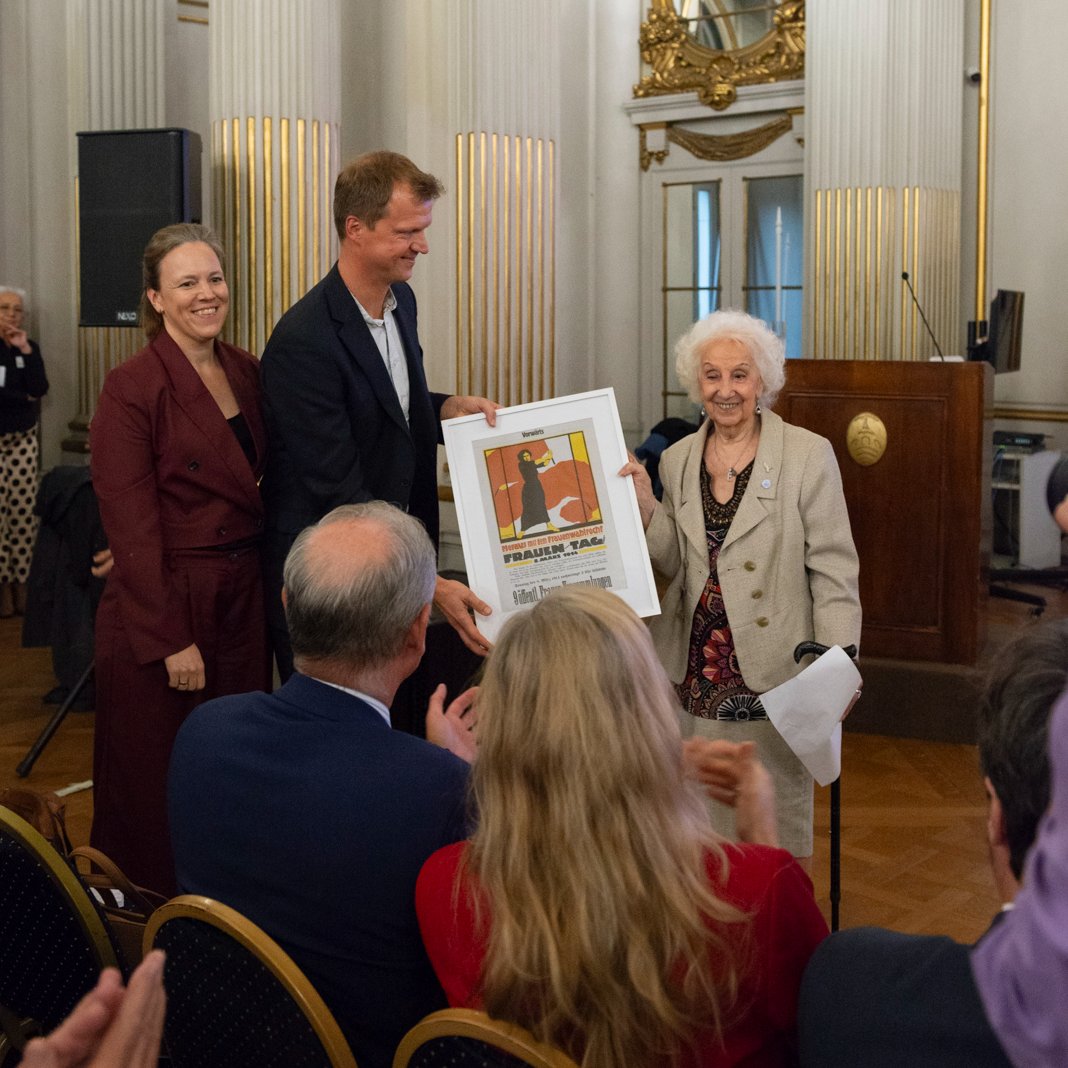 🩵  Desde la Fundación Friedrich Ebert en Argentina homenajeamos a las Abuelas de Plaza de Mayo por su incansable labor en defensa de los derechos humanos.

¡Gracias Estela de Carlotto por honrarnos con tu presencia en nuestra celebración por los 100 años de la FES!