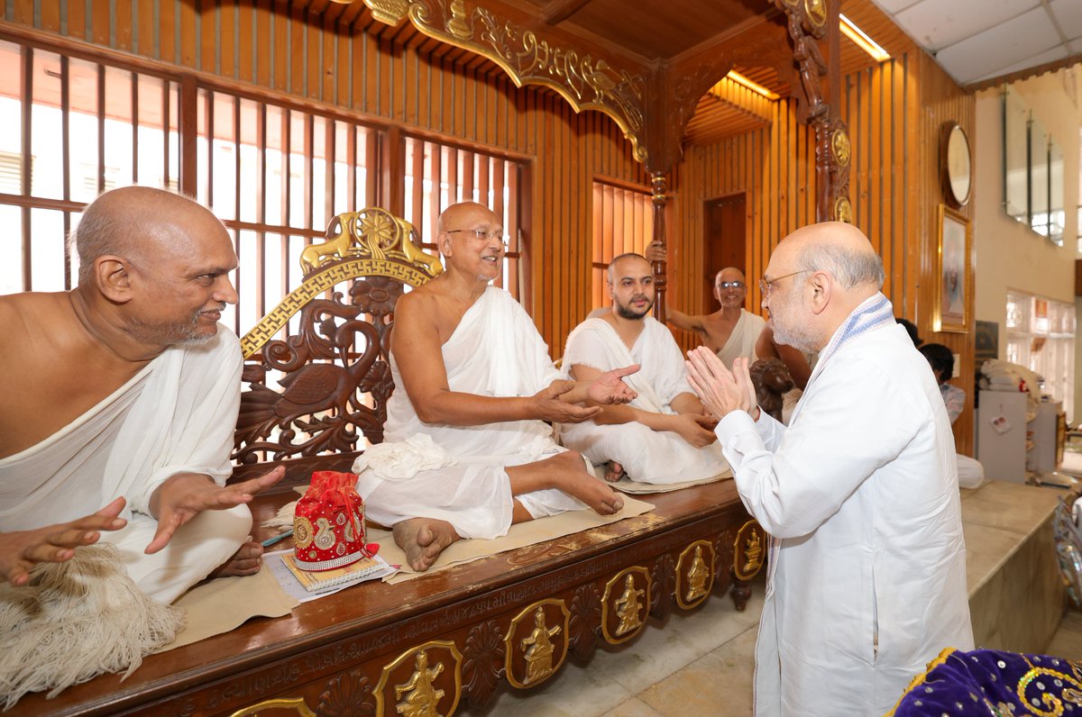 AmitShah's tweet photo. आज सूरत (गुजरात) में गच्छाधिपति प. पू. आ. भ श्री विजय अभयदेवसूरीश्वरजी महाराजा के दर्शन का सौभाग्य प्राप्त हुआ।

આજે સુરત (ગુજરાત) ખાતે ગચ્છાધિપતિ પ.પૂ.આ.ભ. શ્રી વિજય અભયદેવસૂરીશ્વરજી મહારાજને મળવાનું સૌભાગ્ય પ્રાપ્ત થયું.
પૂજ્ય મહારાજજી સંસ્કૃતિના સંરક્ષણ અને સમાજ કલ્યાણના કાર્યોને પ્રોત્સાહન આપવામાં મહત્વપૂર્ણ ભૂમિકા ભજવવા ઉપરાંત યુવાનોને આધ્યાત્મિકતા અને સેવા કાર્યોમાં સહભાગી બનવા પ્રેરણા આપી રહ્યા છે.