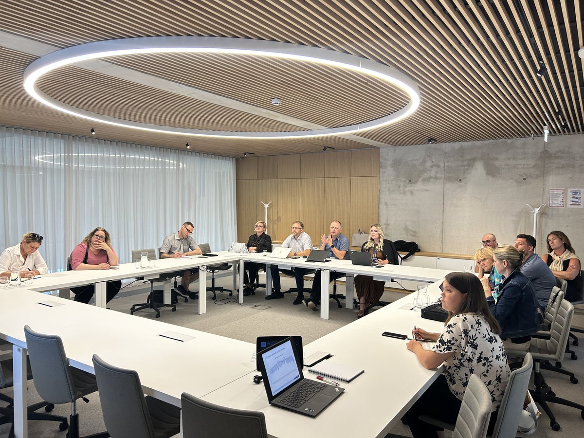 [TRETJI PAS MED DOMŽALAMI IN ZADOBROVO]🚧

Danes, 22. septembra 2025, so se začela dela za vzpostavitev tretjega pasu na Štajerski cesti A1 med Domžalami in Zadobrovo.

🚗Promet poteka po dveh zoženih pasovih v obe smeri. Omejitev hitrosti 80 km/h.

📅Terminski plan:
- Od 22.