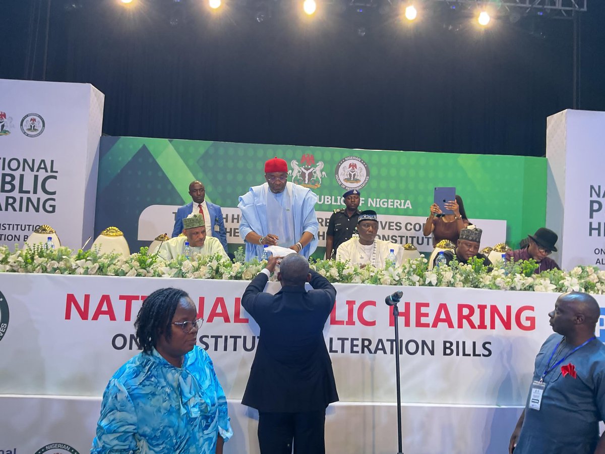 TheAbujaSchool's tweet image. The Abuja School led by the Director @SamAmadi presented the executive brief highlighting priority bills and recommendations to @nassnigeria House Committee on Constitution Review.
#ConstitutionReview #ElectoralReform #nigeriagovernment